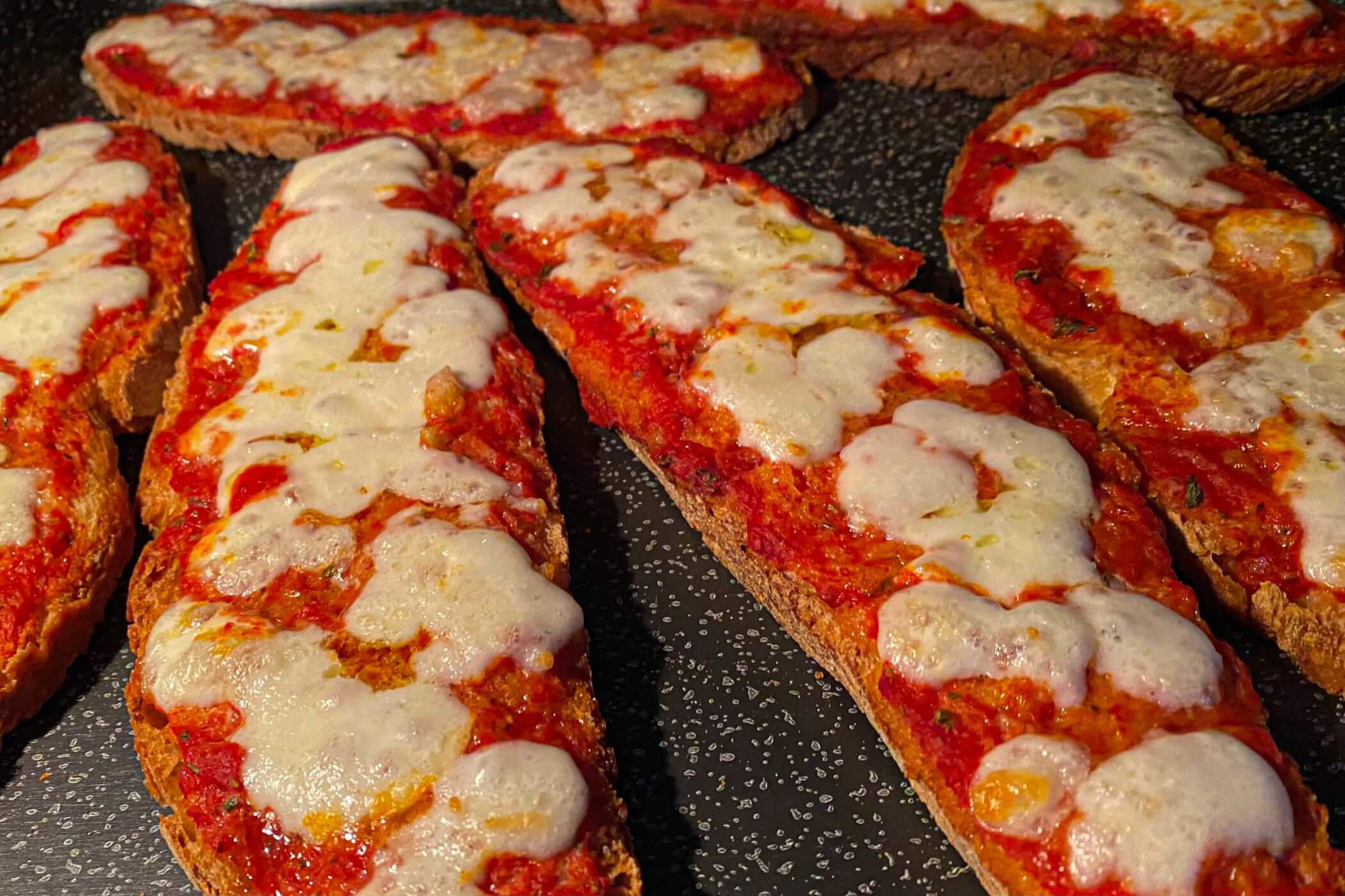Bruschette alla pizzaiola filanti, l'antipasto all'italiana che piace a tutti
