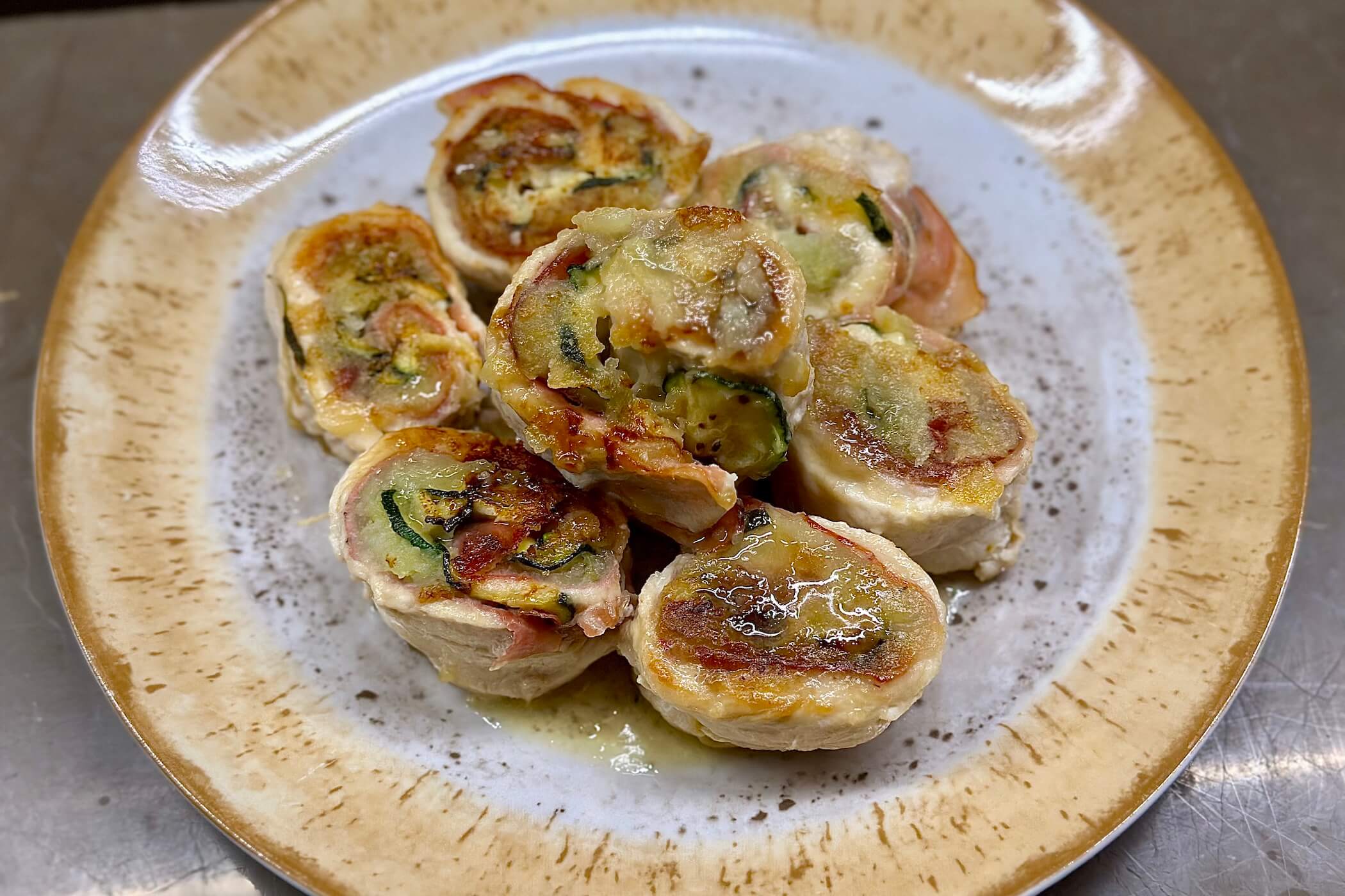 Girelle di pollo e zucchine, l'idea geniale che ti svolta pranzi e cene