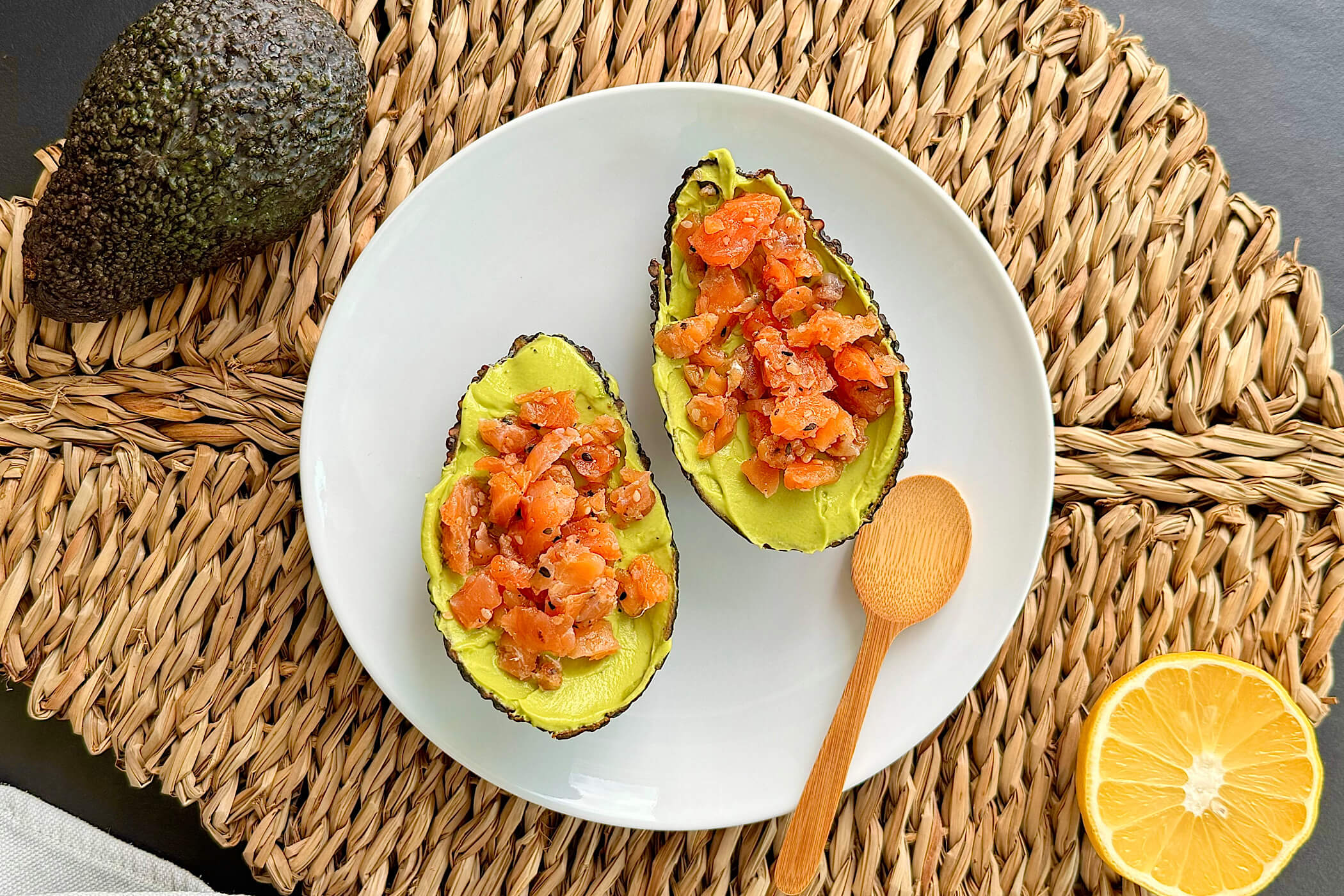 Avocado ripieno, la ricetta scenografica pronta in 10 minuti