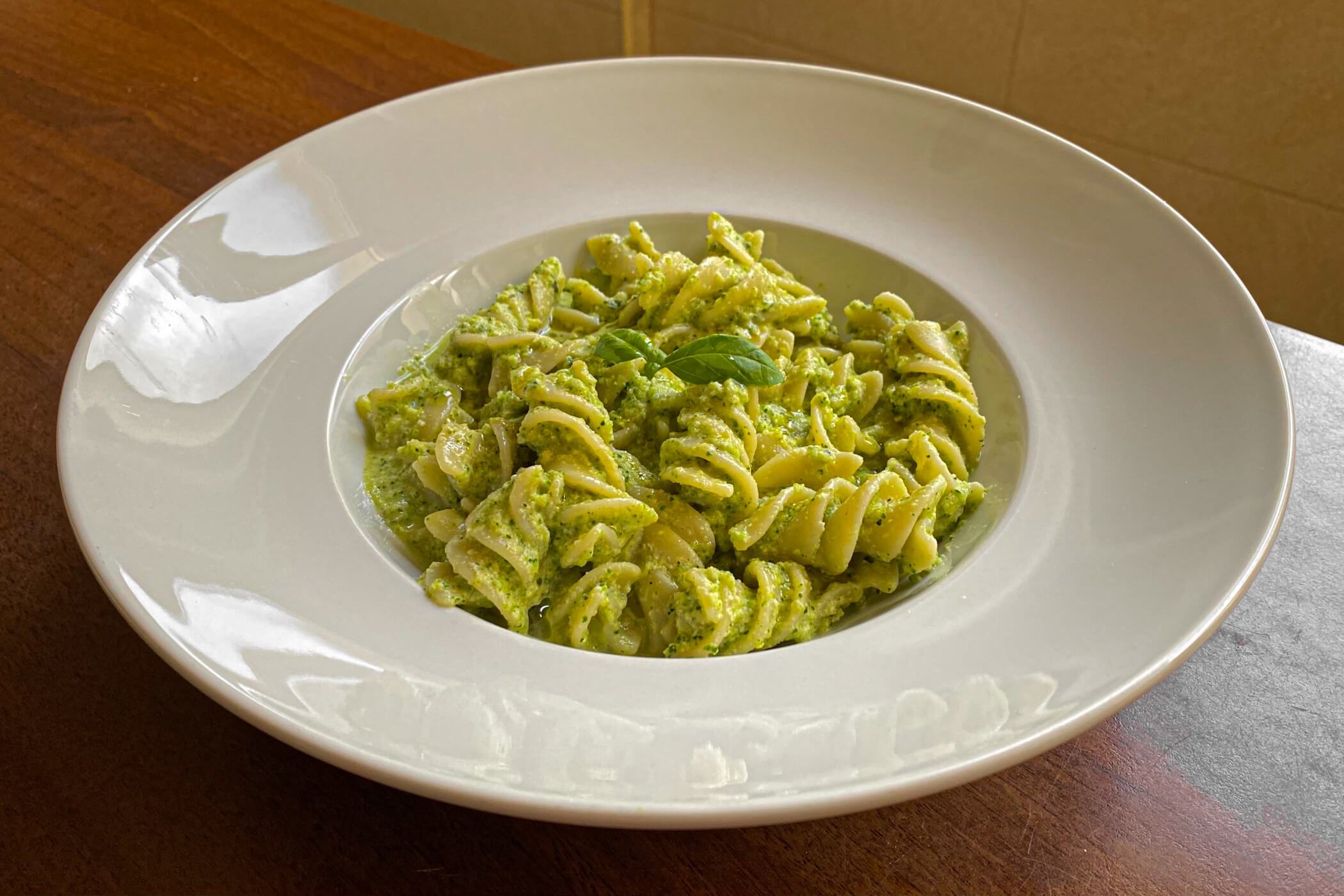 Pesto di zucchine e limone, il primo piatto super fresco ideale per i primi caldi primaverili