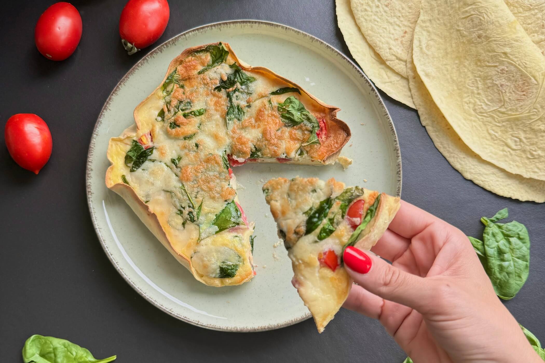 Torta di piadina in friggitrice ad aria, la ricetta svuotafrigo che ti salva la cena