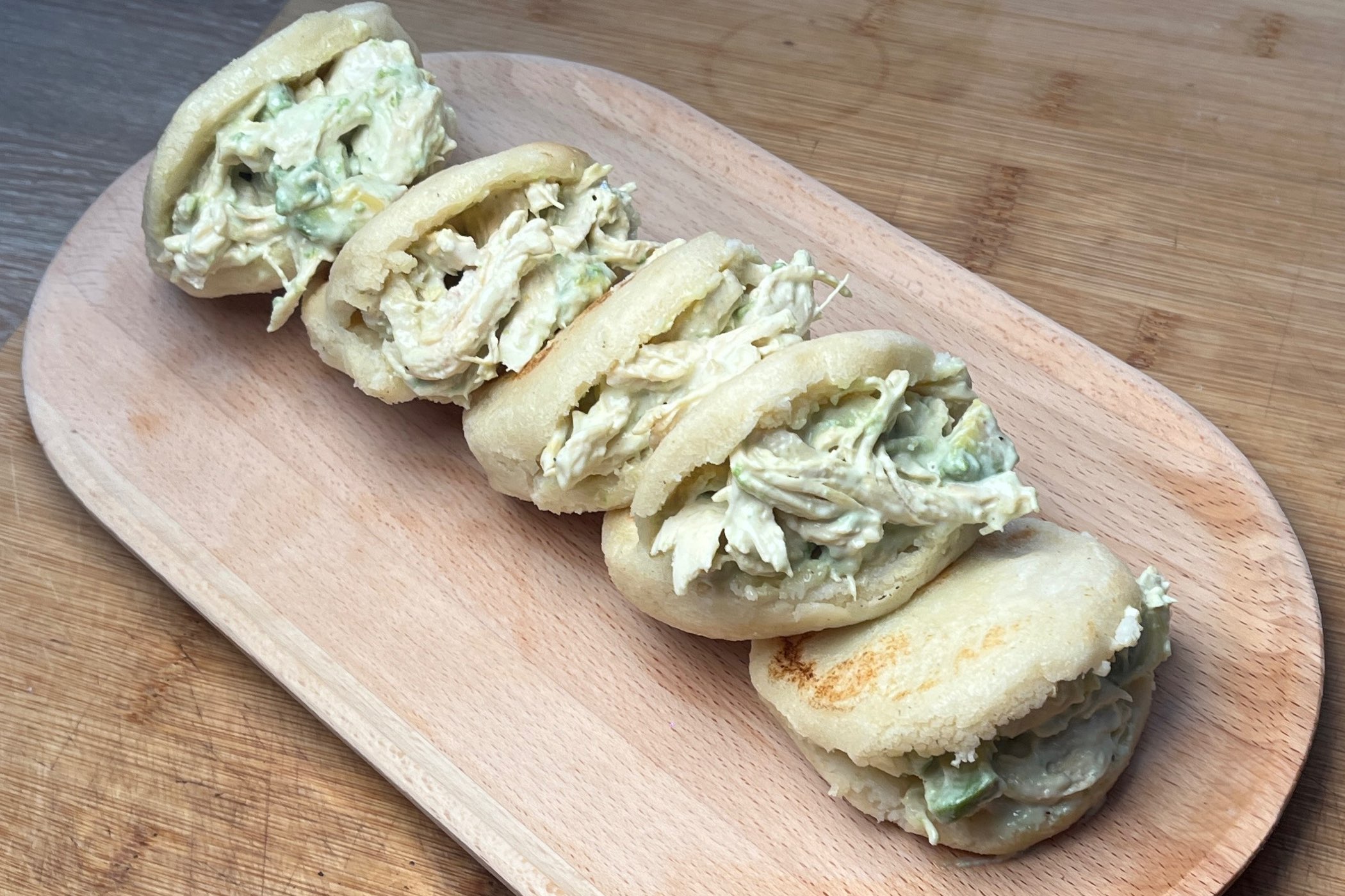 Arepas venezuelane, la ricetta originale con reina pepiada che ti porta in Sud America!