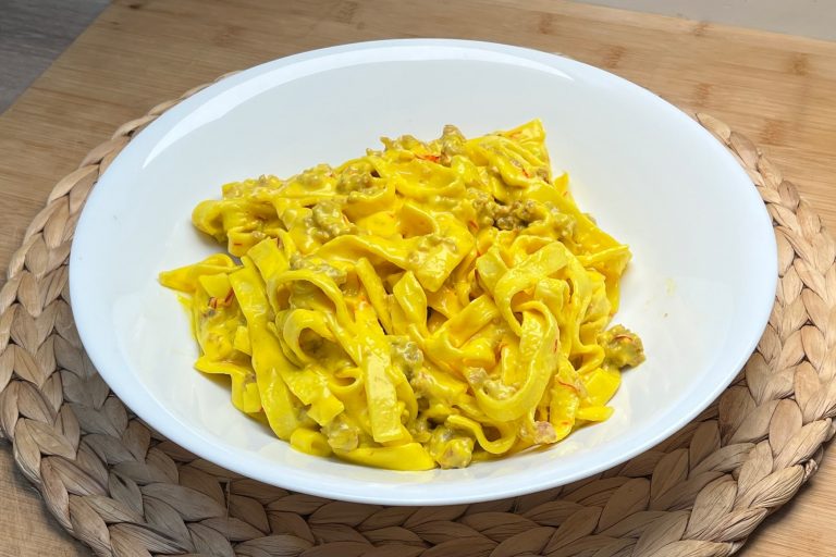 Pasta zafferano e salsiccia