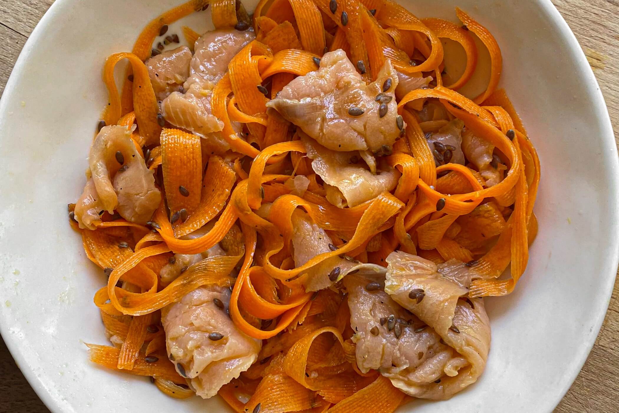 Insalata di salmone e carote marinate all’arancia, la ricetta per fare il pieno di Vitamina A!