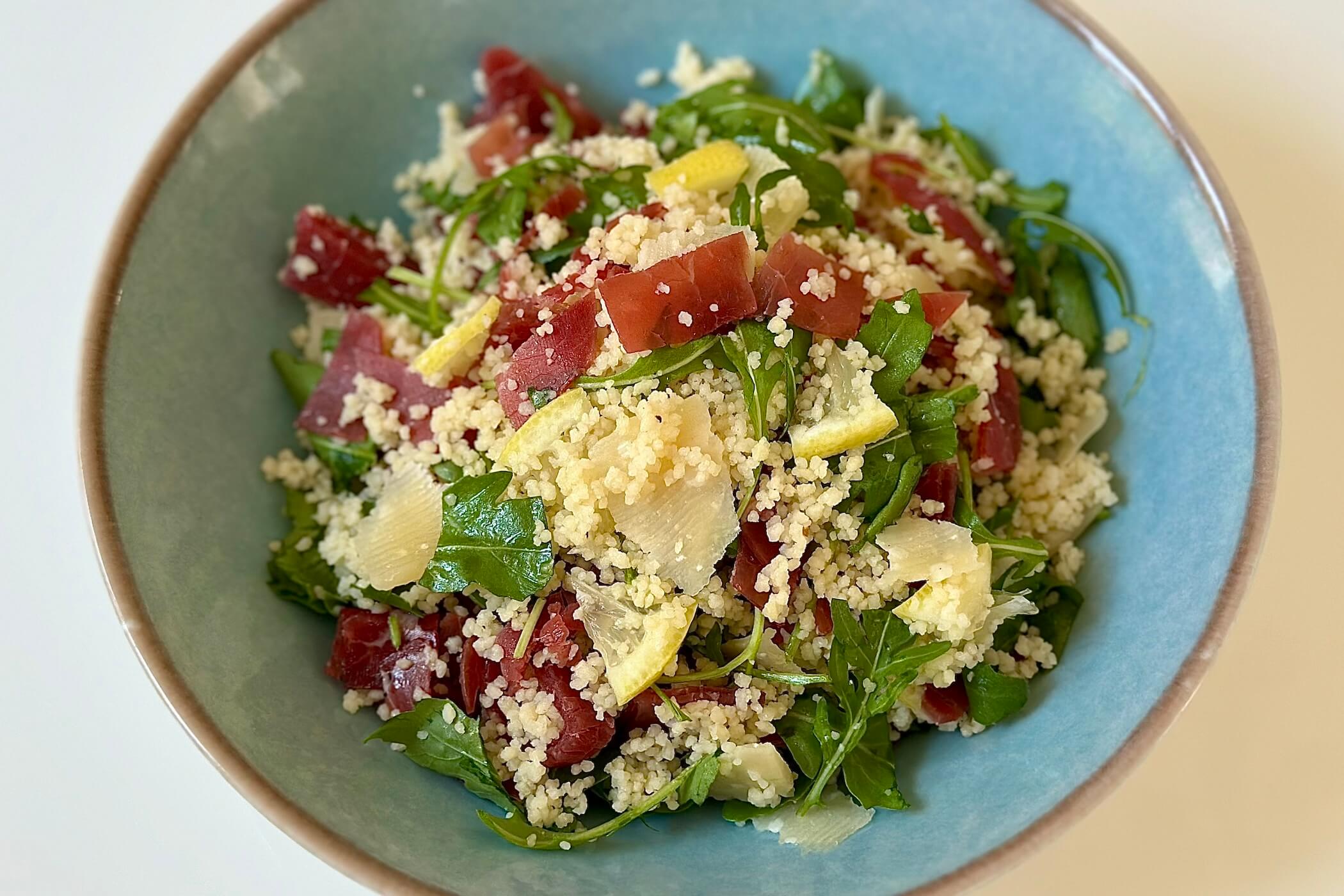 Cous cous al limone: l’idea squisita con bresaola, rucola e parmigiano