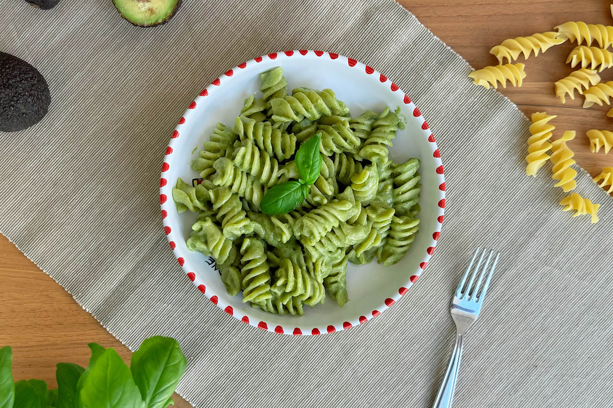 Pesto di avocado, l’idea per pranzo che non ti aspetti