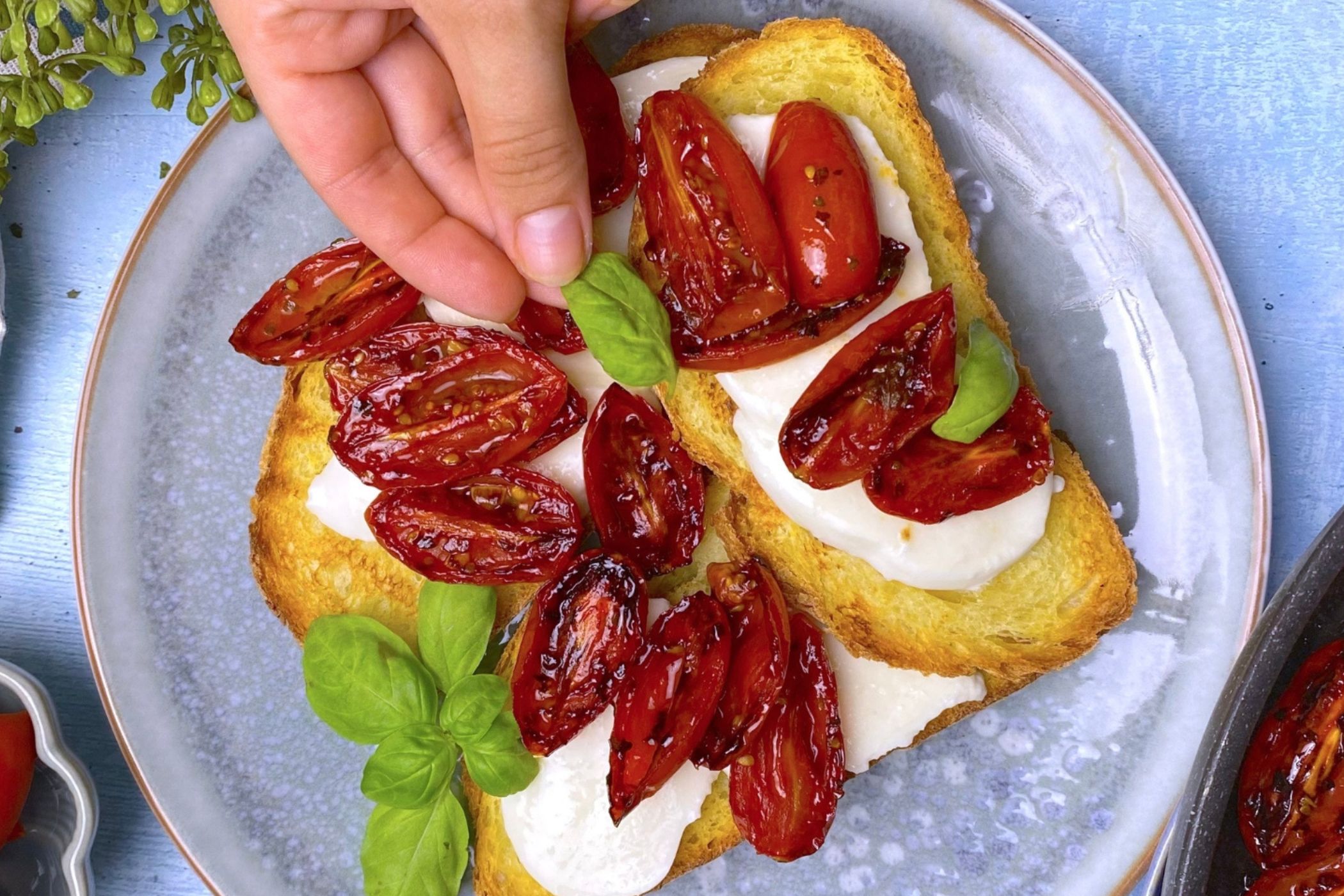 Pomodorini arrostiti in padella, la ricetta furba pronta in 10 minuti