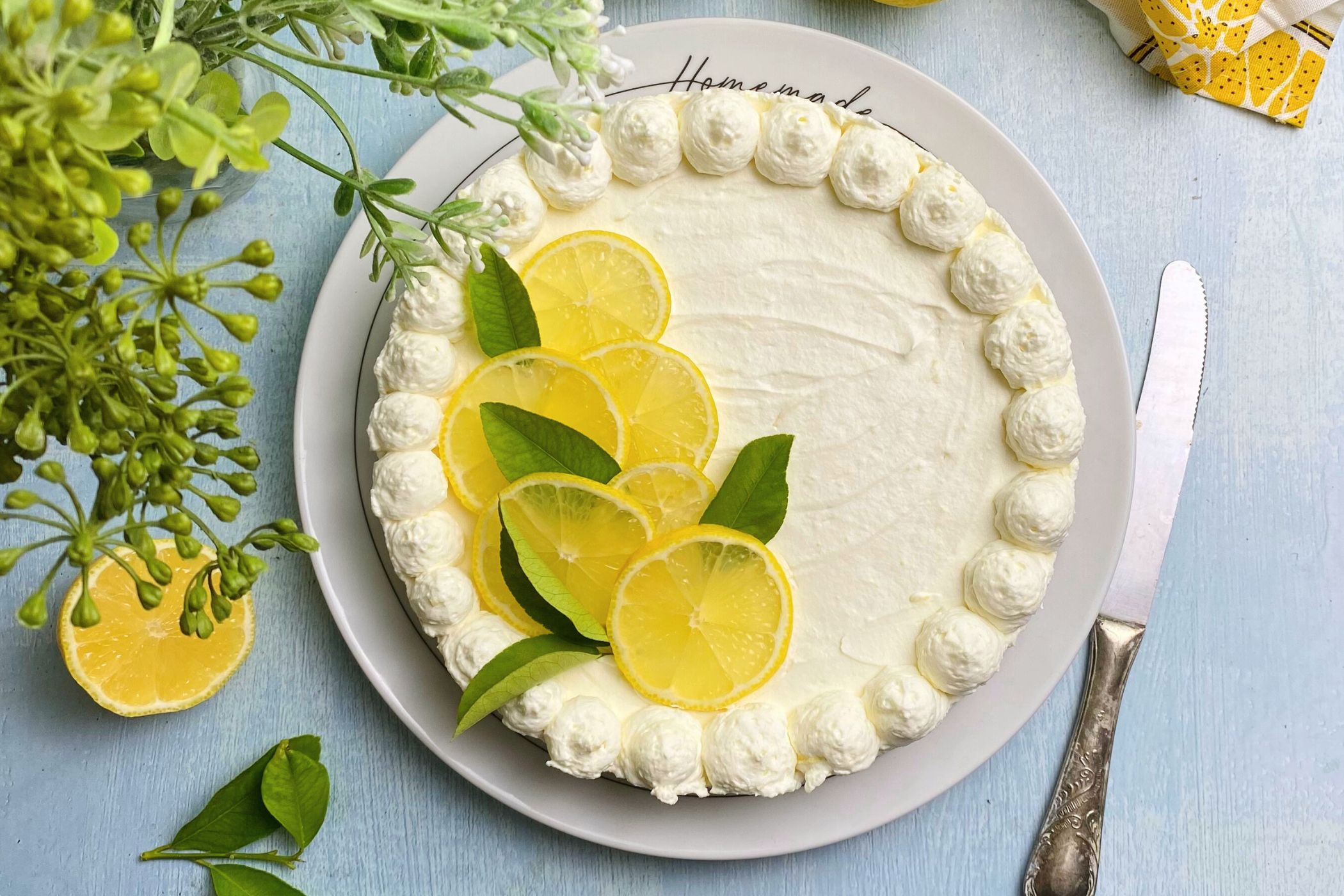 Torta fredda al limone, la ricetta che non ti aspetti con yogurt e biscotti ripieni