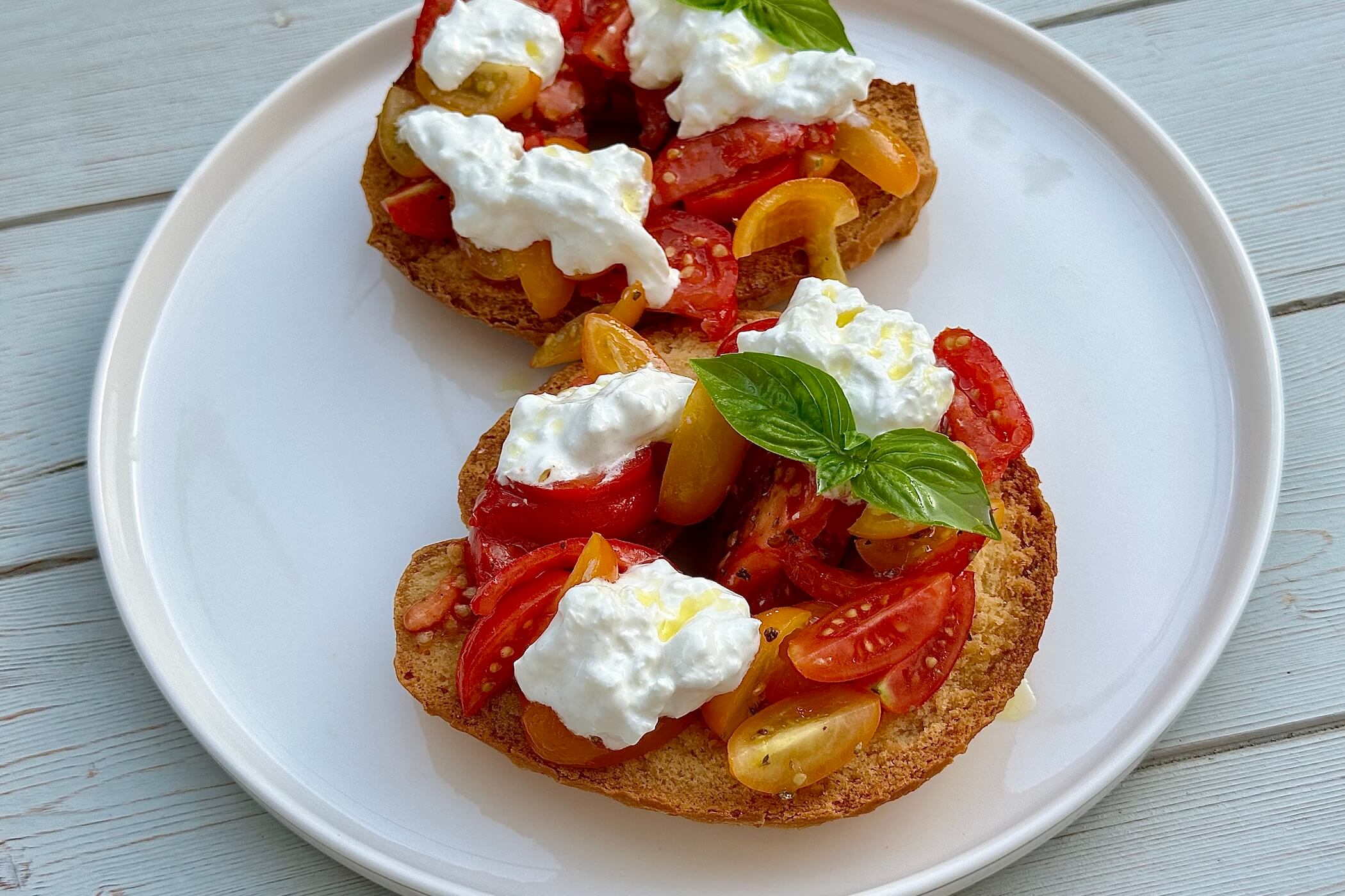 Friselle ai tre pomodori, l’idea originale per un piatto senza tempo