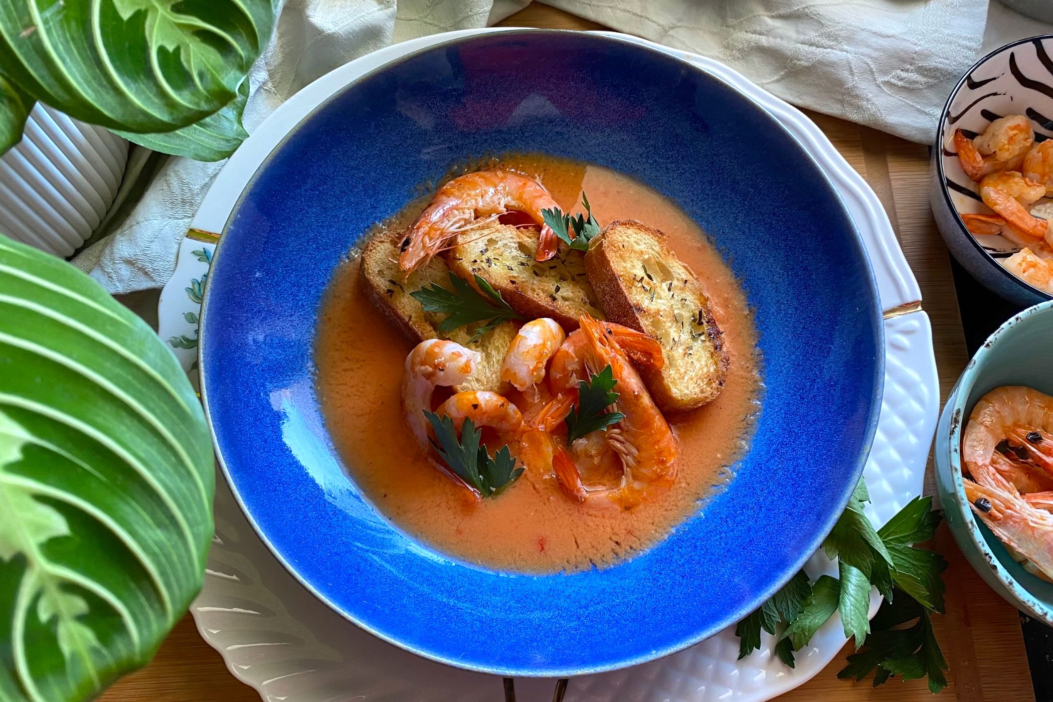 Gazpacho di frutta e verdura con gamberi e crostini, la ricetta che ti sorprenderà!