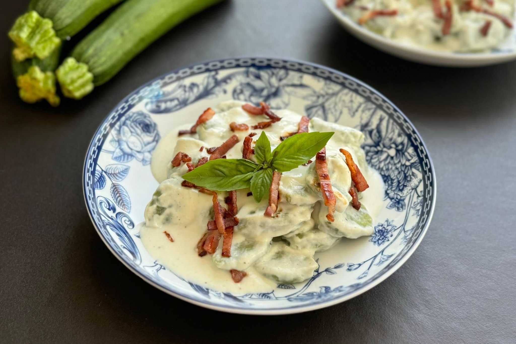 Gnocchi di zucchine con crema di ricotta e speck croccante - MoltoFood