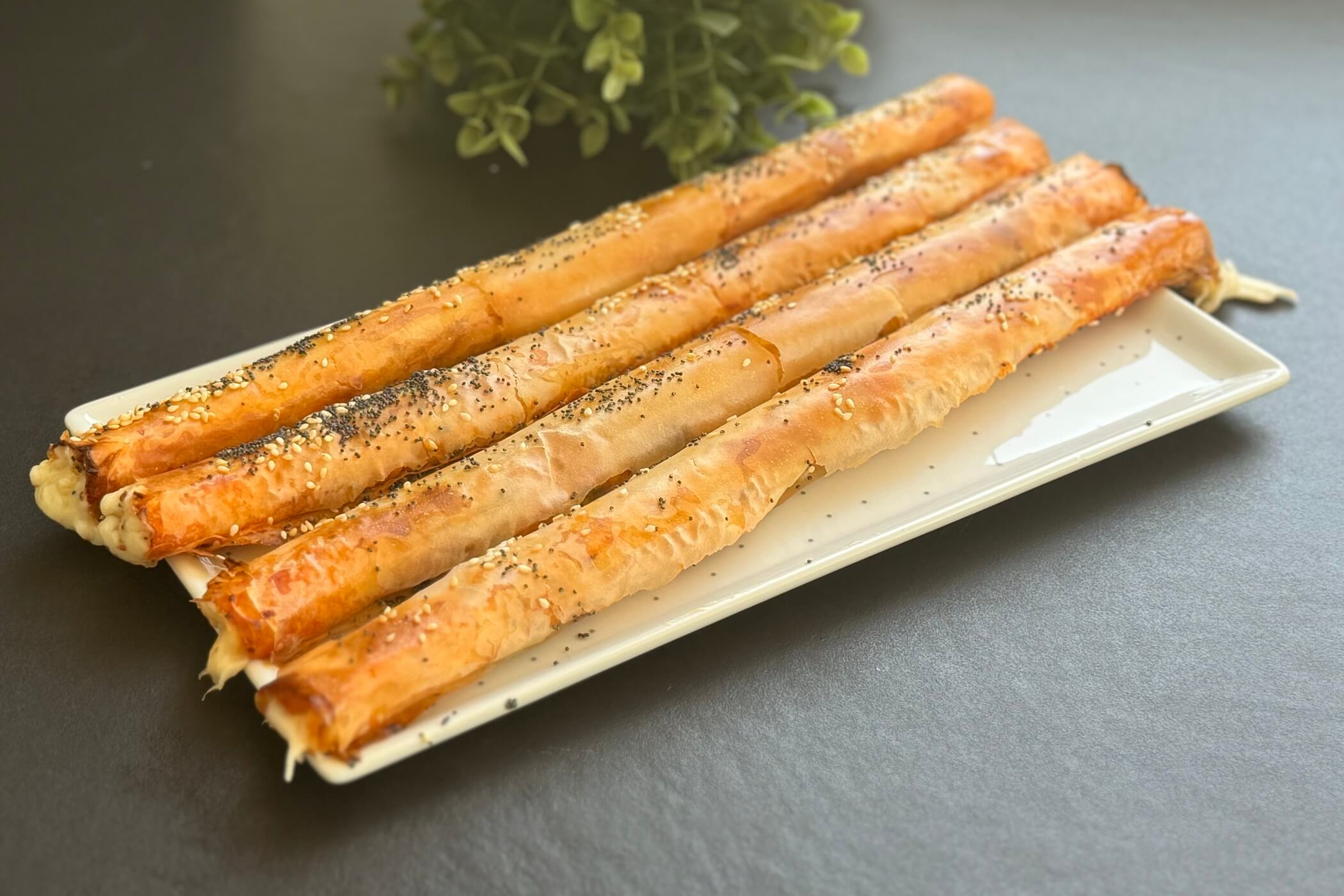 Grissini di pasta fillo, l’antipasto gusto pizza di cui non potrai più fare a meno