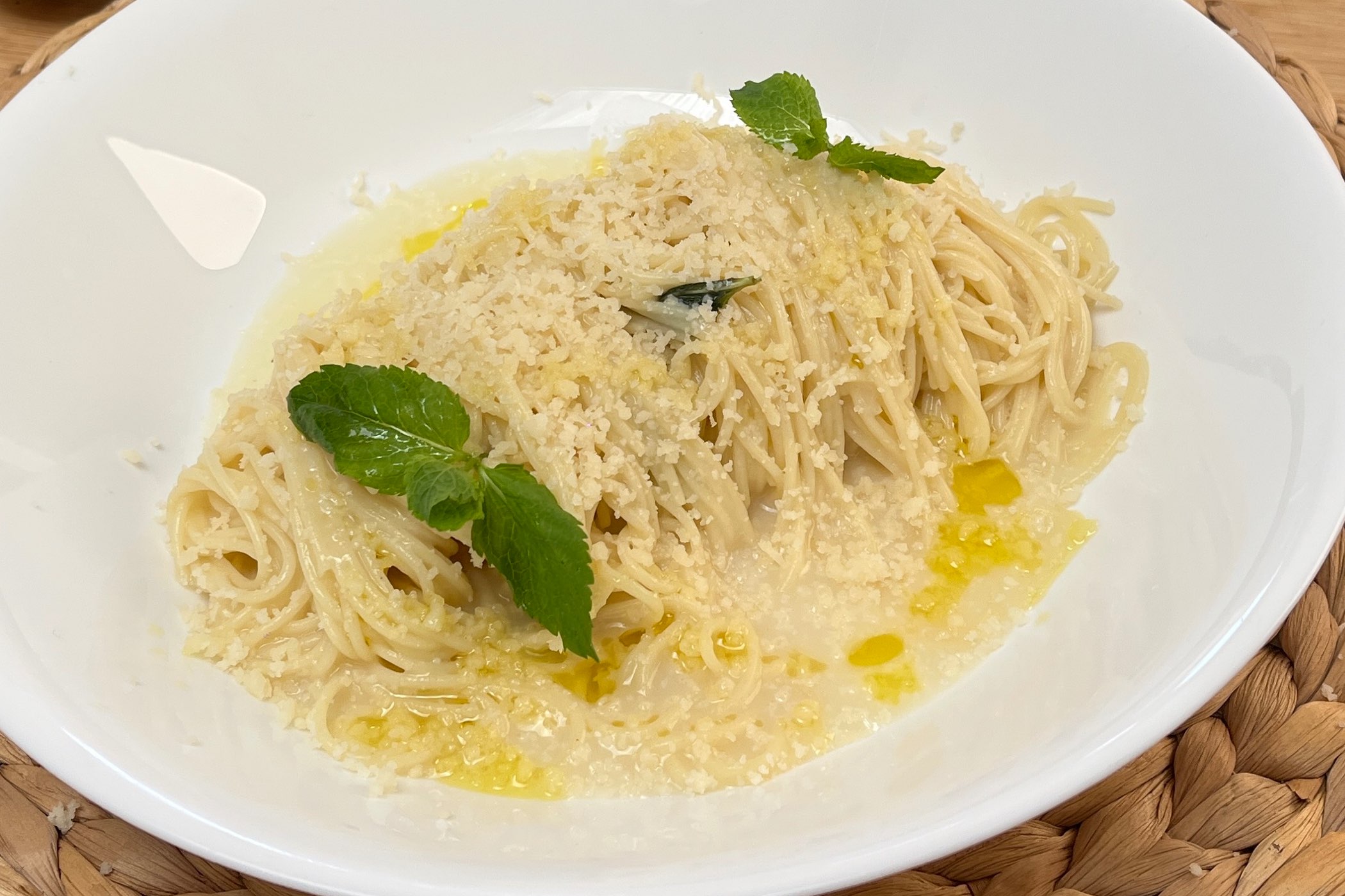 Spaghetti al limone cremosi e freschi, la ricetta estiva perfetta