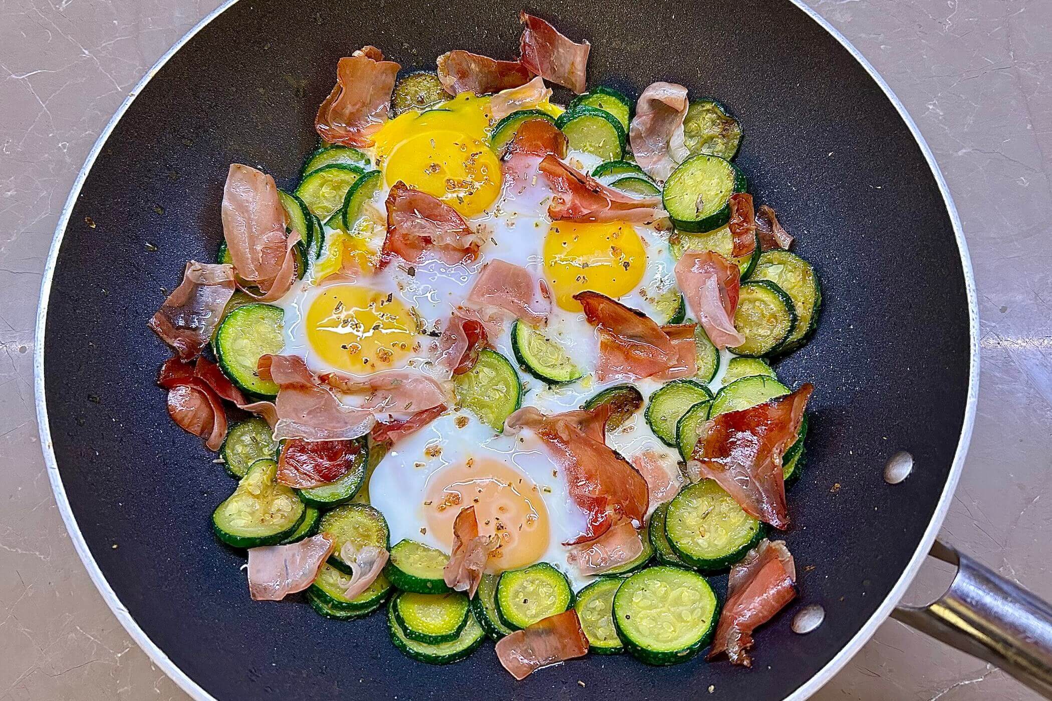 Uova in padella con zucchine e speck, un salvacena delizioso che piacerà anche ai più piccoli!