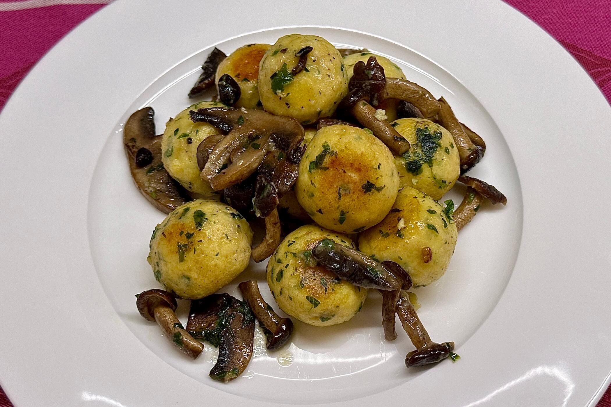 Polpette di ricotta con sugo di funghi, l’idea facile e super leggera