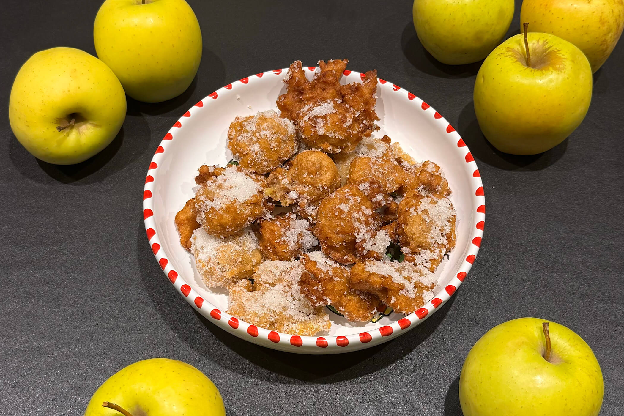 Frittelle di mele: dolcezza e tradizione in un morso croccante e profumato
