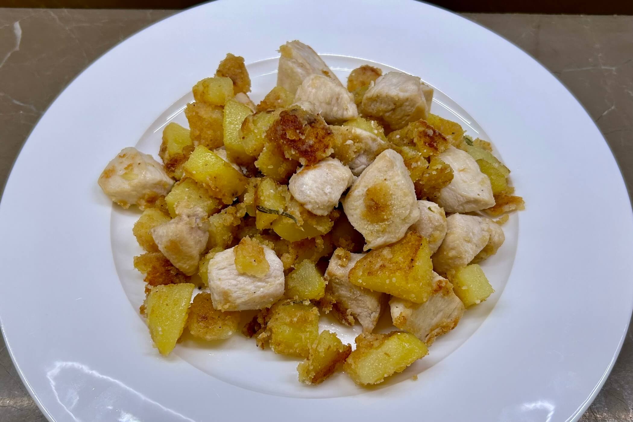 Pollo e patate in padella: un salvacena per tutta la famiglia!
