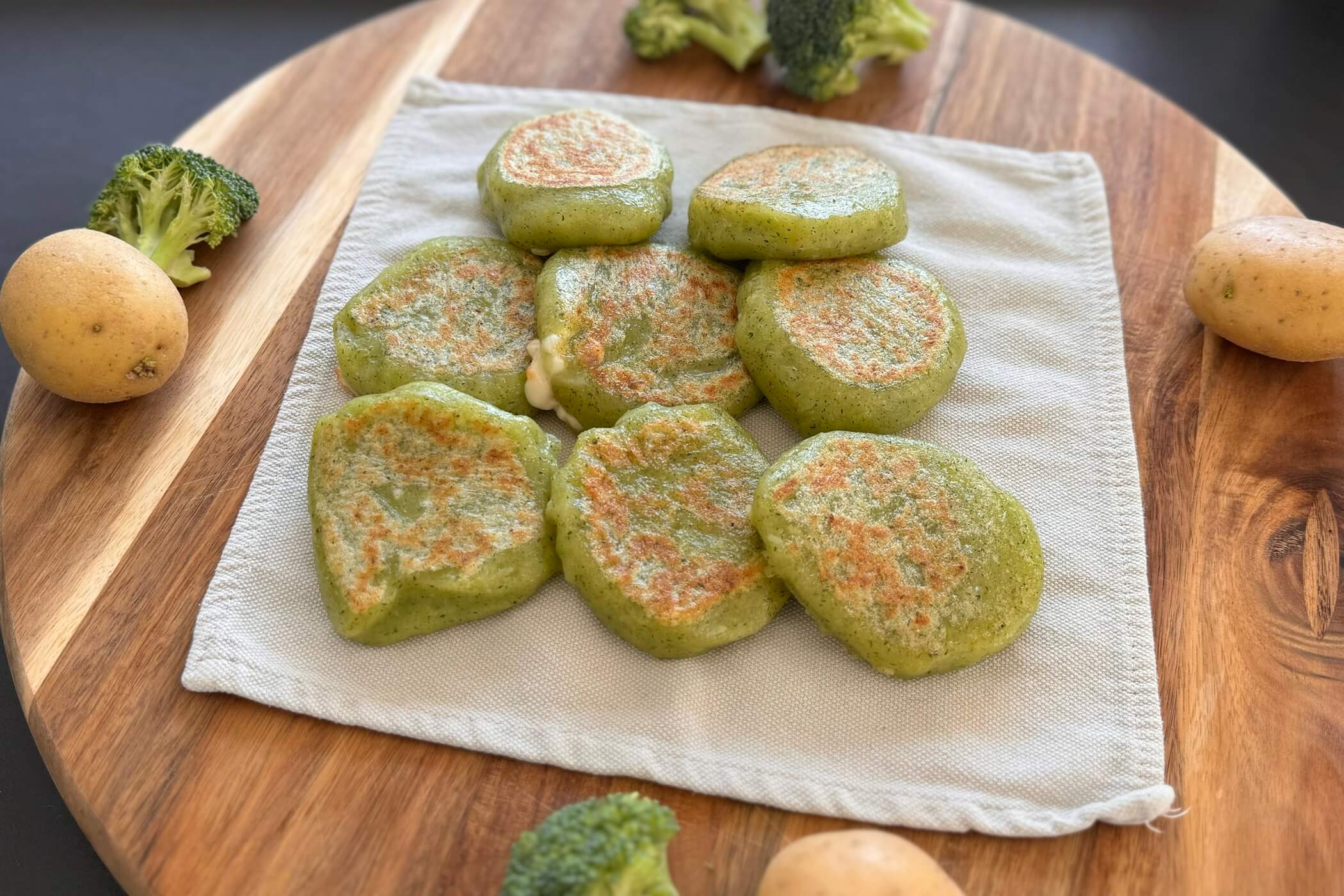 Focaccine di patate e broccoli in padella, la ricetta sfiziosa e salutare