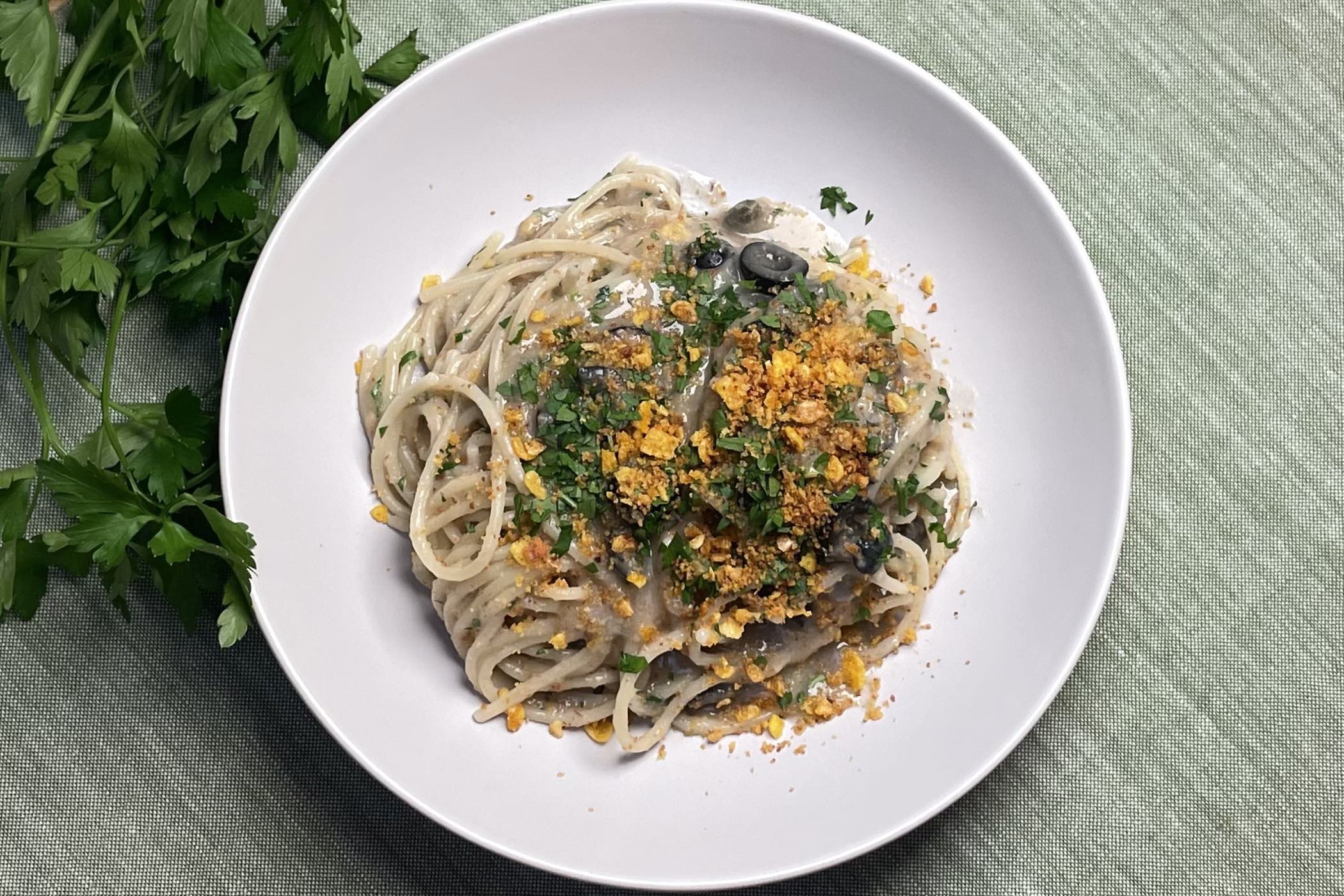 Spaghetti poveri: un’esplosione di sapori mediterranei… a basso costo!