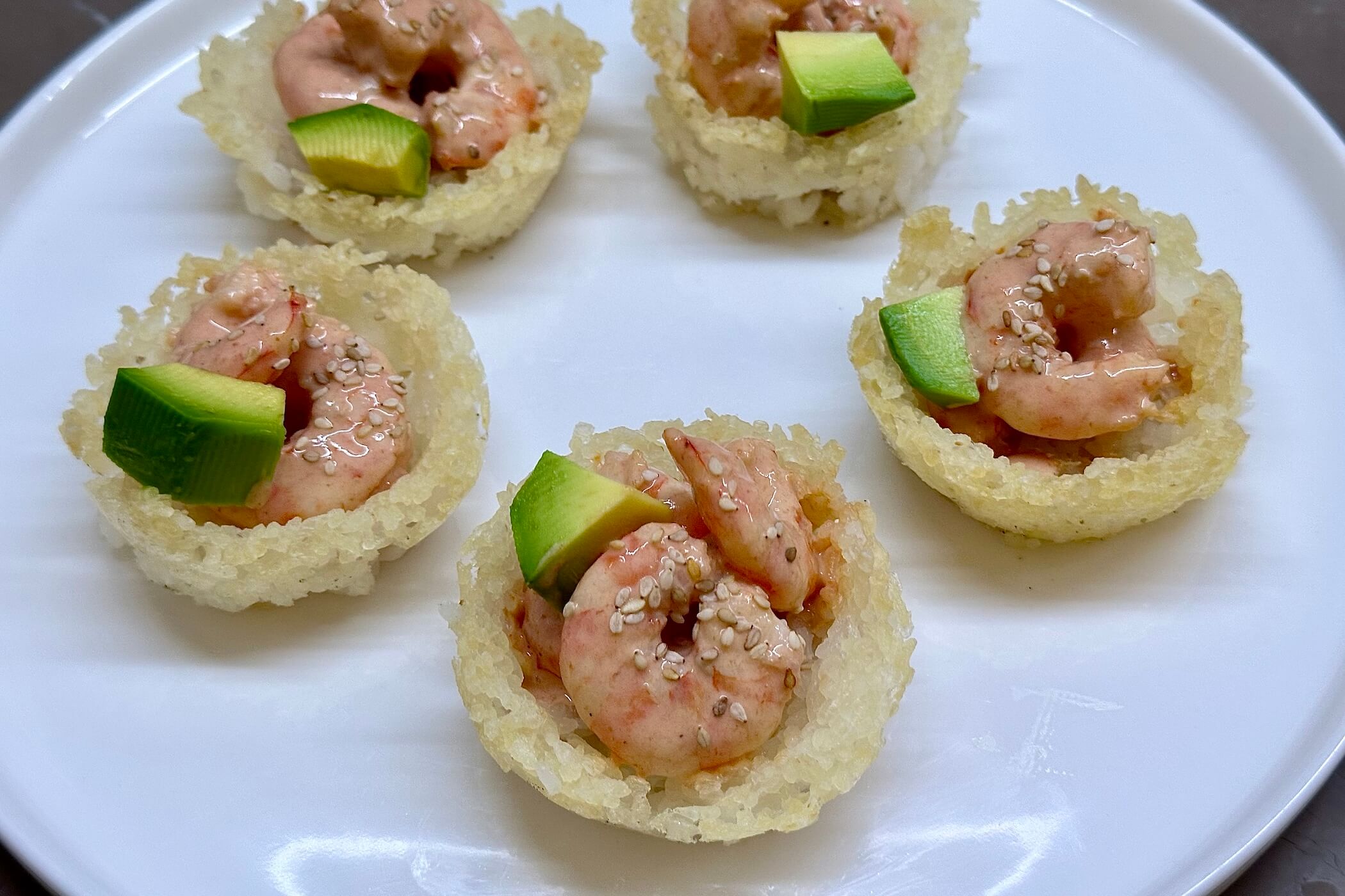 Cestini di riso con gamberi in salsa rosa, la ricetta sfiziosa