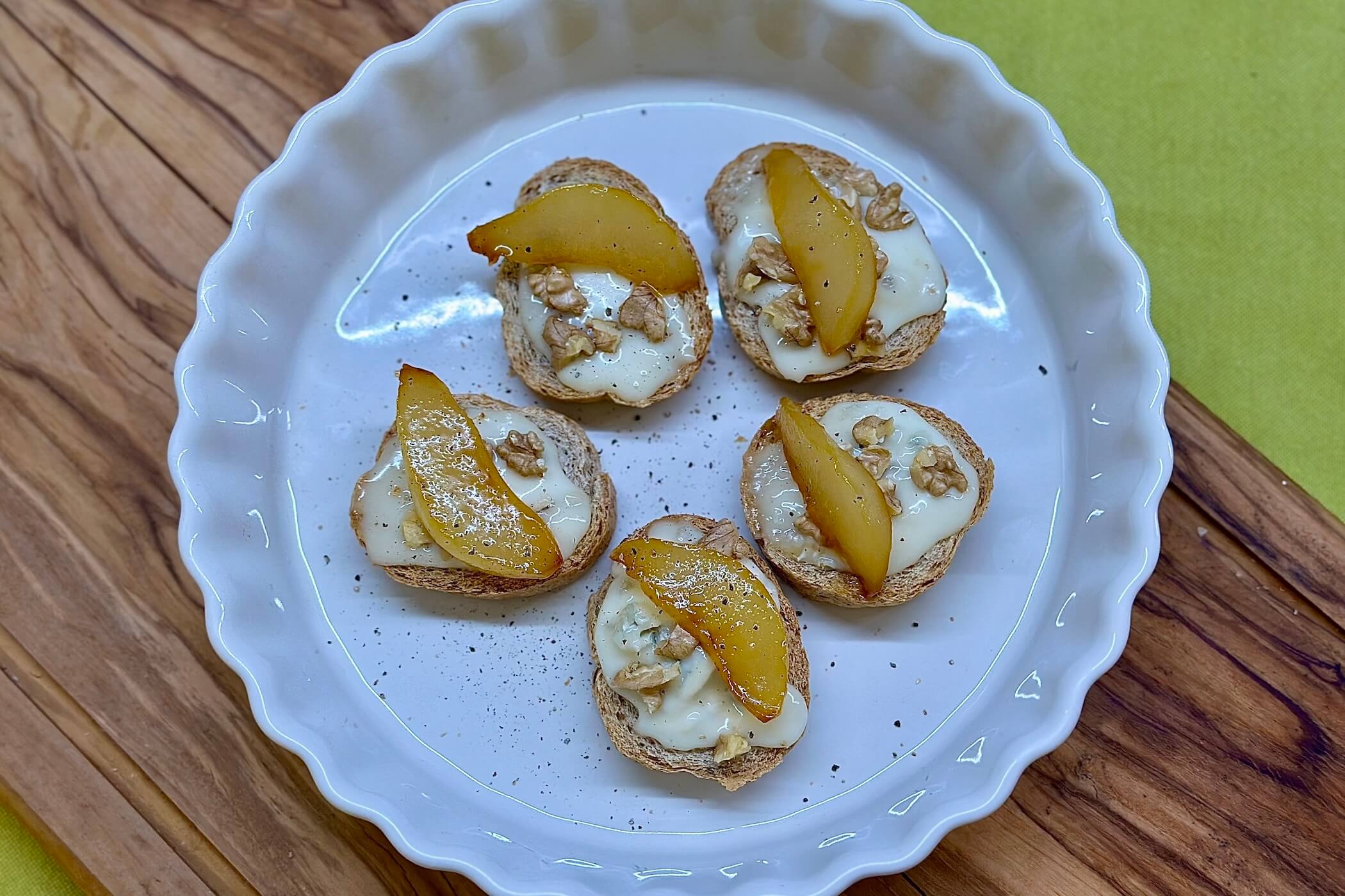 Crostini pere e gorgonzola con noci croccanti: l’idea per un antipasto elegante