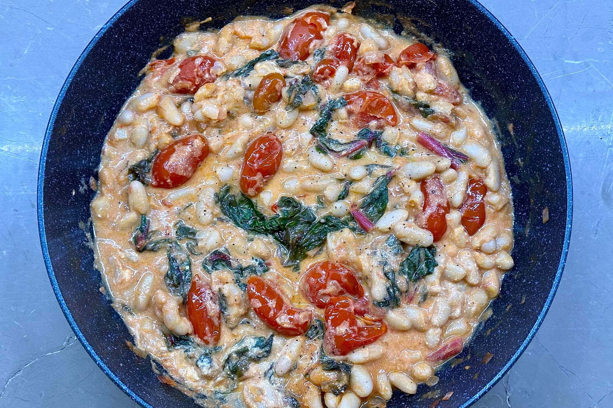 Fagioli in padella con bietole e pomodoro, la ricetta - MoltoFood