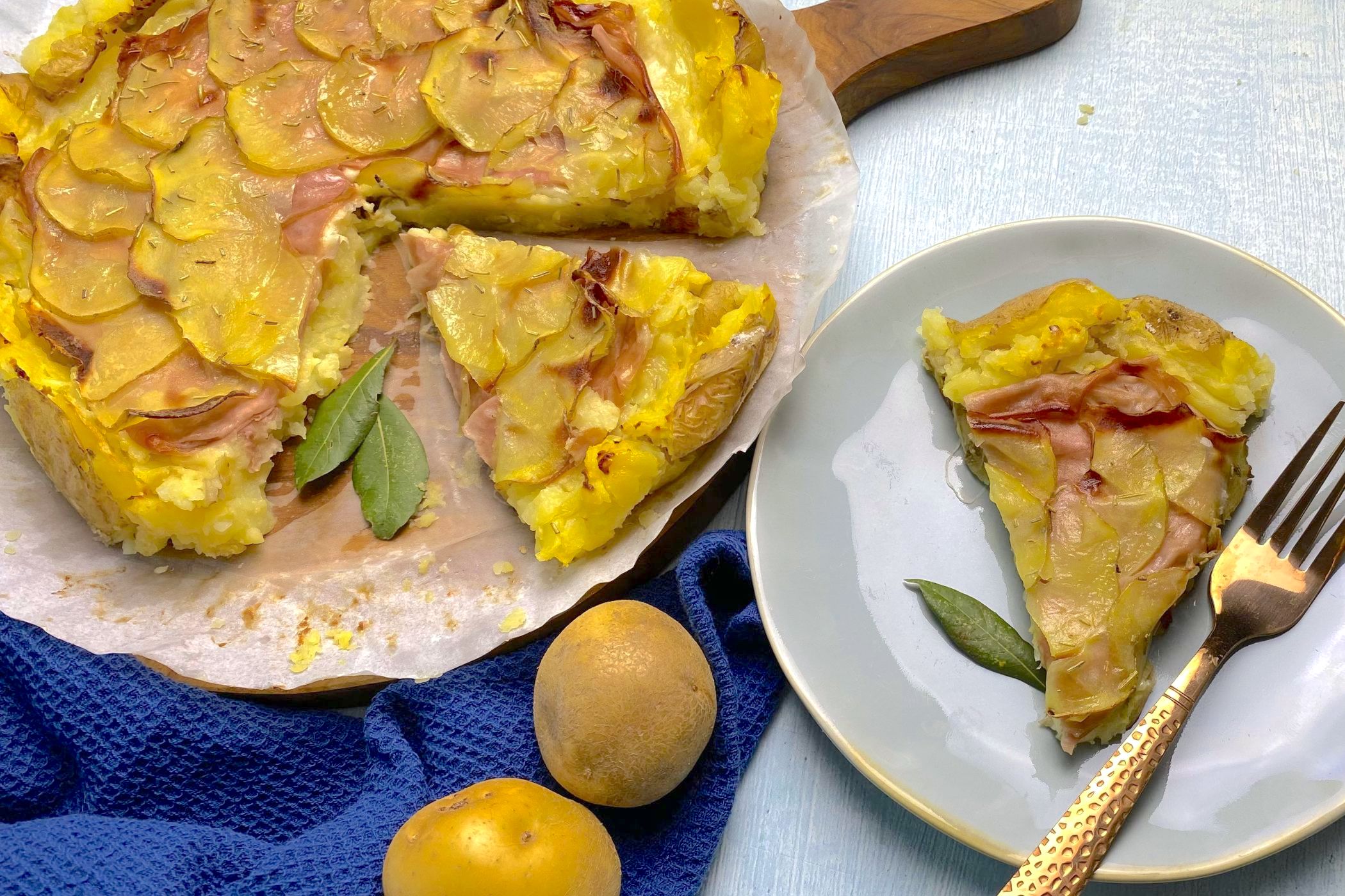 Torta di patate schiacciate con fior di latte e mortadella, l’idea squisita e super facile