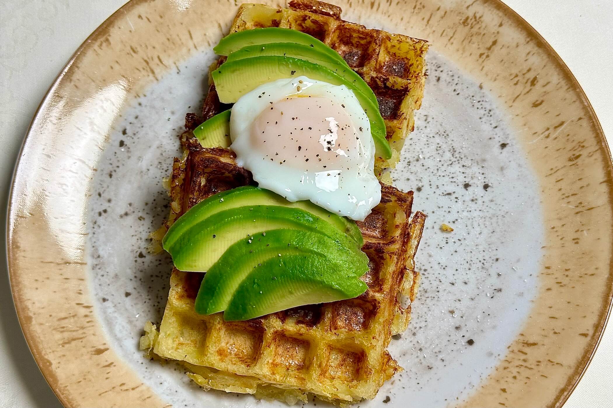 Waffle di patate con avocado e uovo fondente, la colazione per iniziare alla grande
