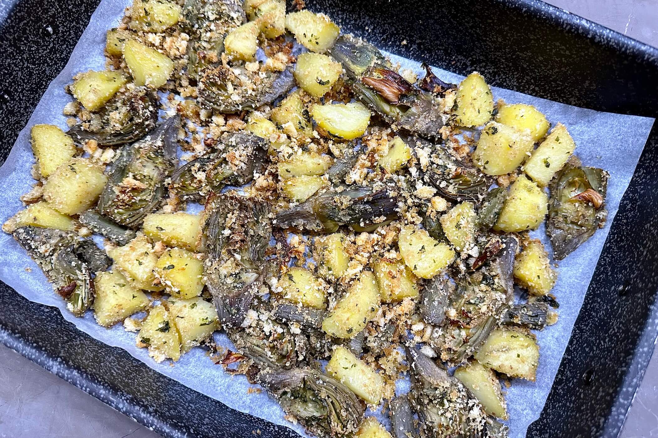 Carciofi gratinati con patate, il contorno zero sbatti da fare al forno