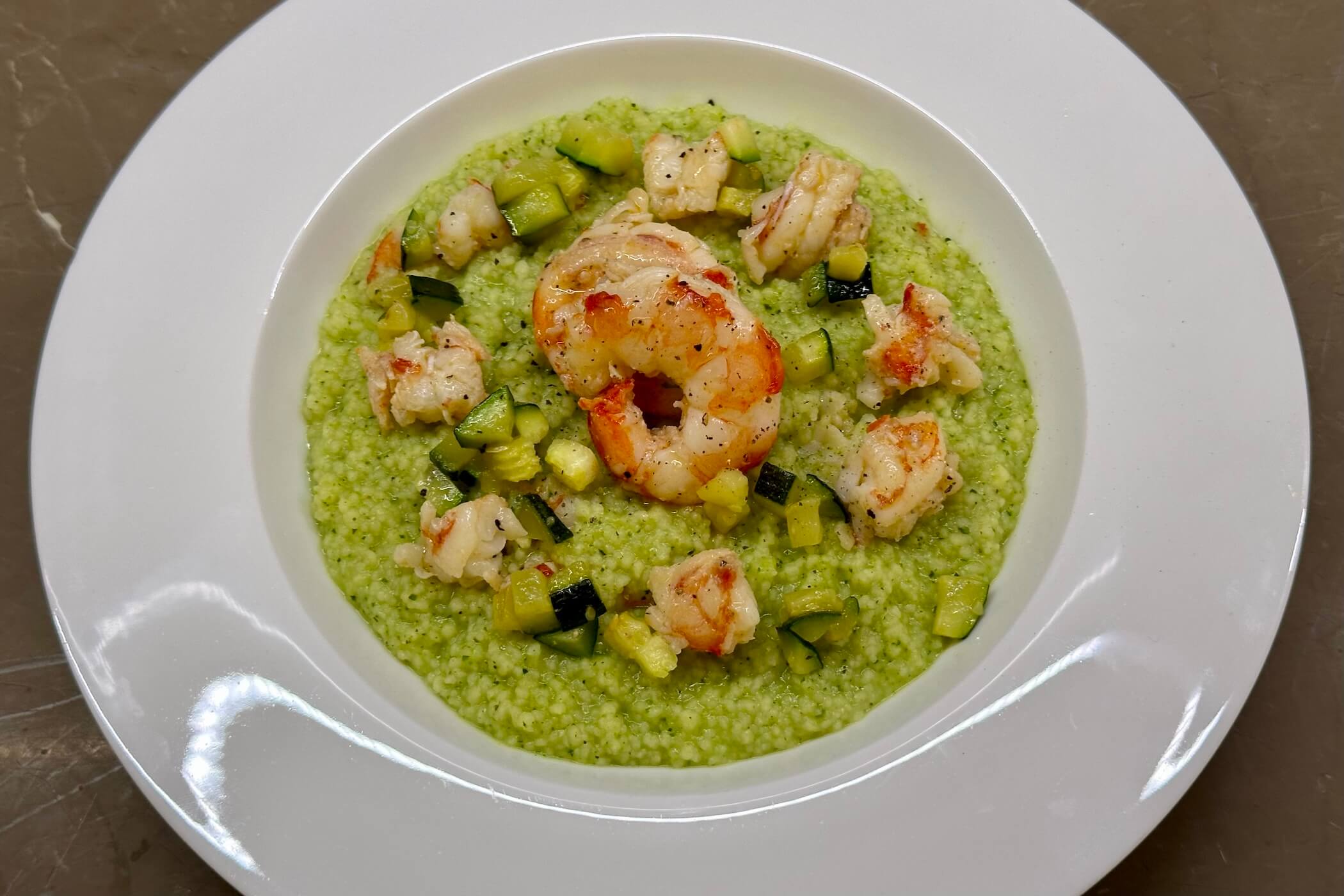 Cous cous risottato con gamberi e crema di zucchine, la ricetta che ti sorprenderà