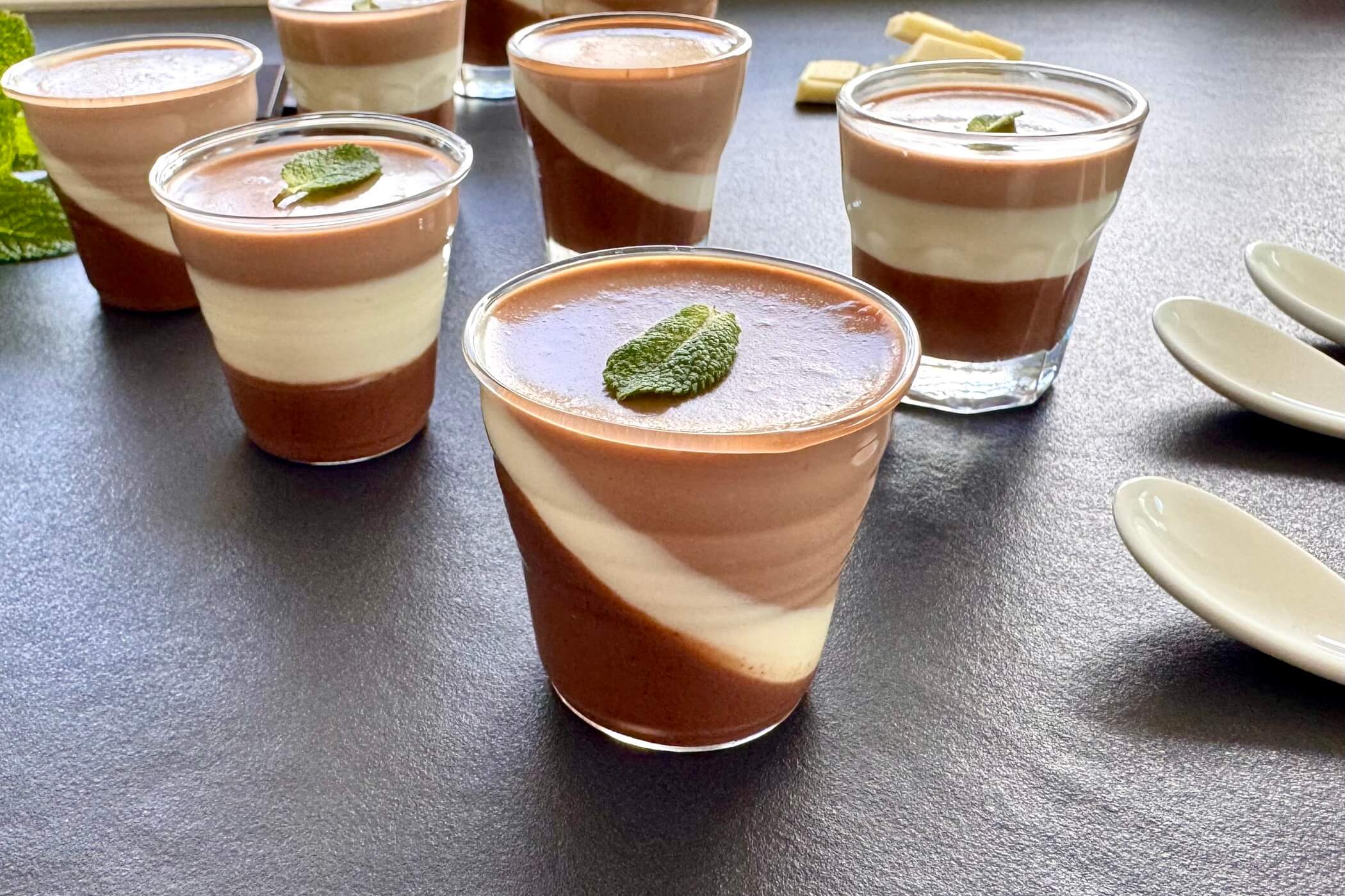 Panna cotta ai 3 cioccolati: il dolce facile, gustoso e scenografico