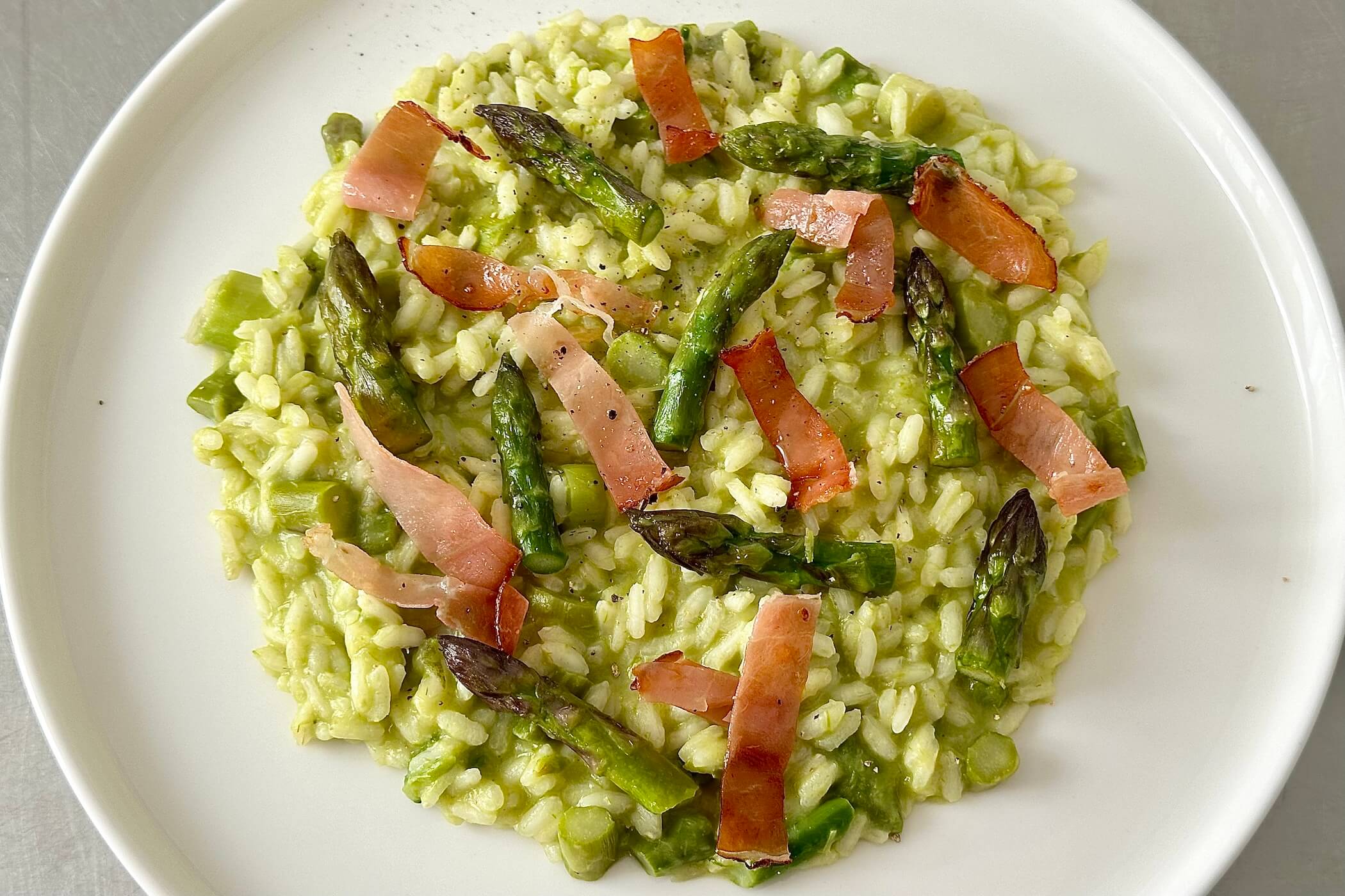 Risotto asparagi e speck, la ricetta che profuma di primavera