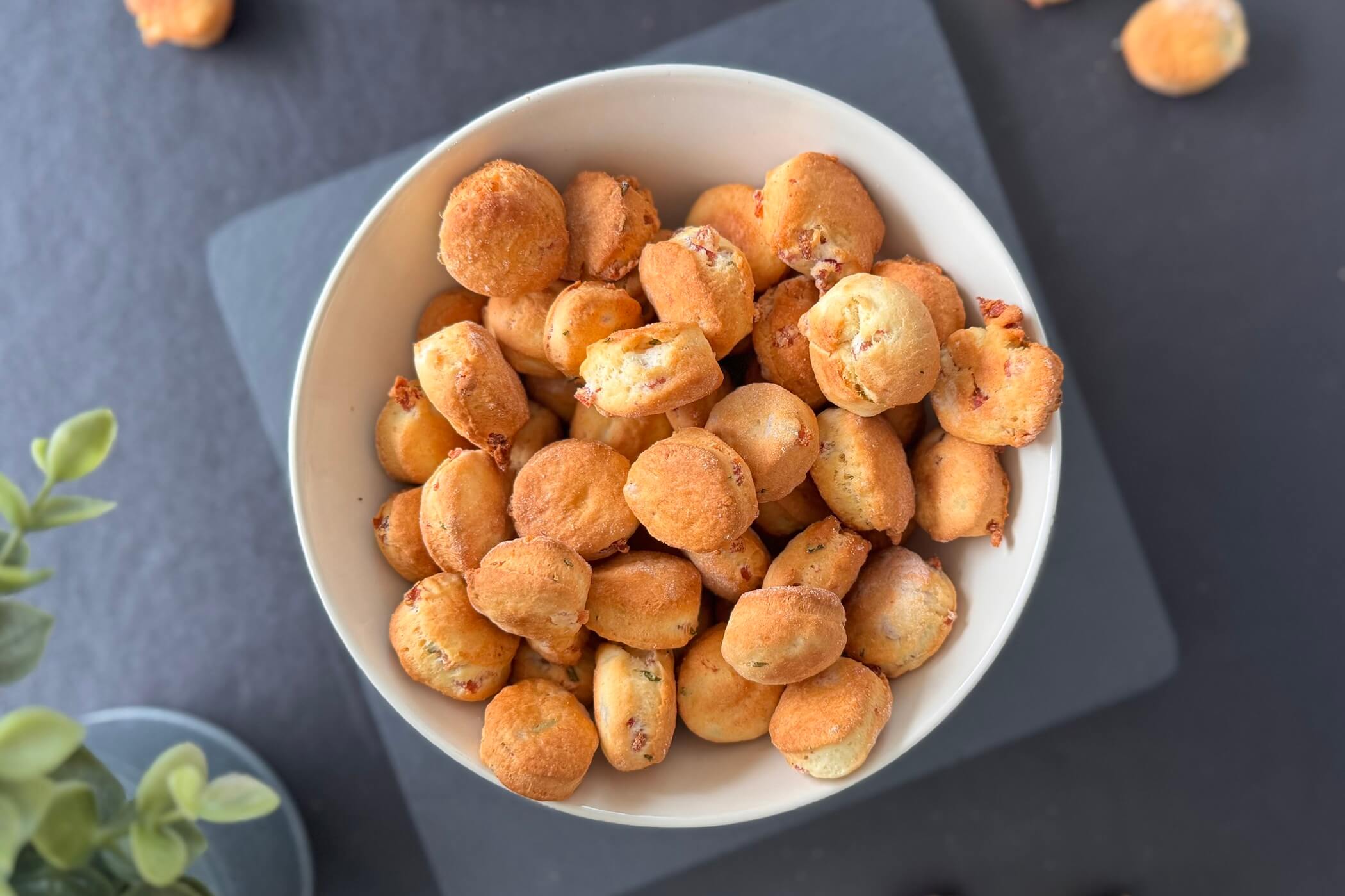 Salatini al forno formaggio e speck: sfiziosi bocconcini dal cuore saporito