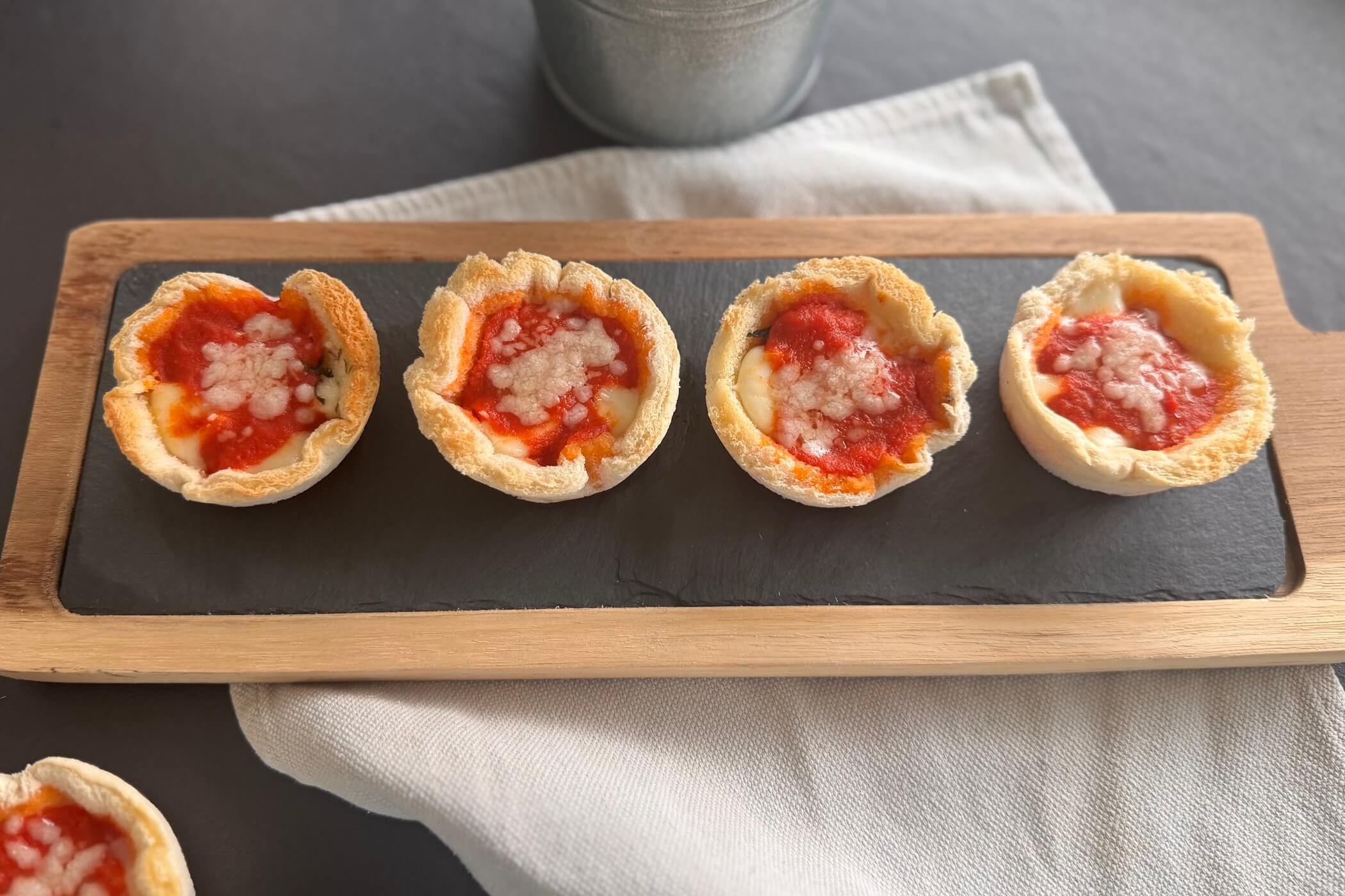 Toast muffin gusto pizza margherita: l’aperitivo sfizioso dal cuore filante