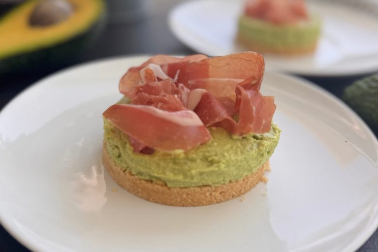 Mini cheesecake avocado e prosciutto crudo