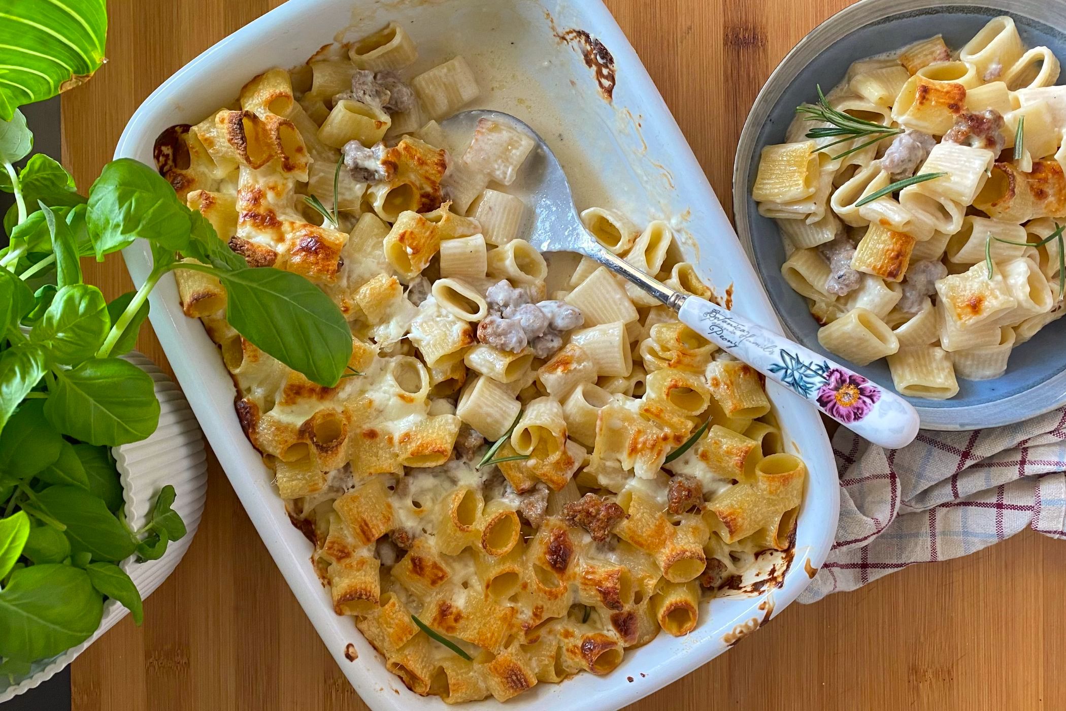 Pasta al forno salsiccia e stracchino, il primo piatto per i giorni speciali
