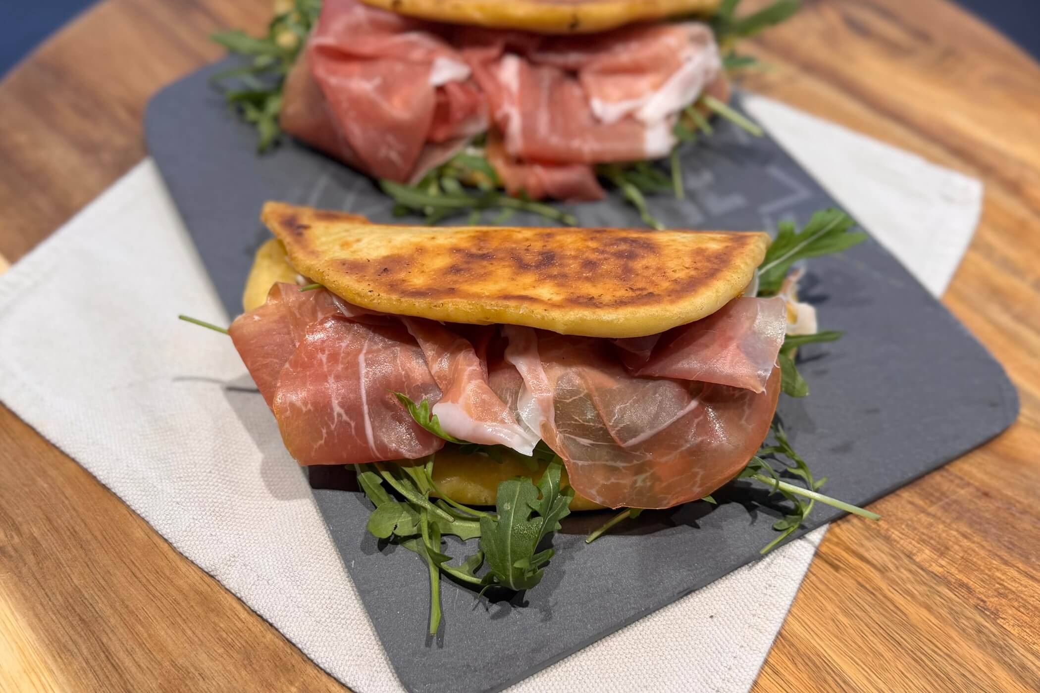 Tasche di pizza in padella, senza lievitazione e cotte in un lampo