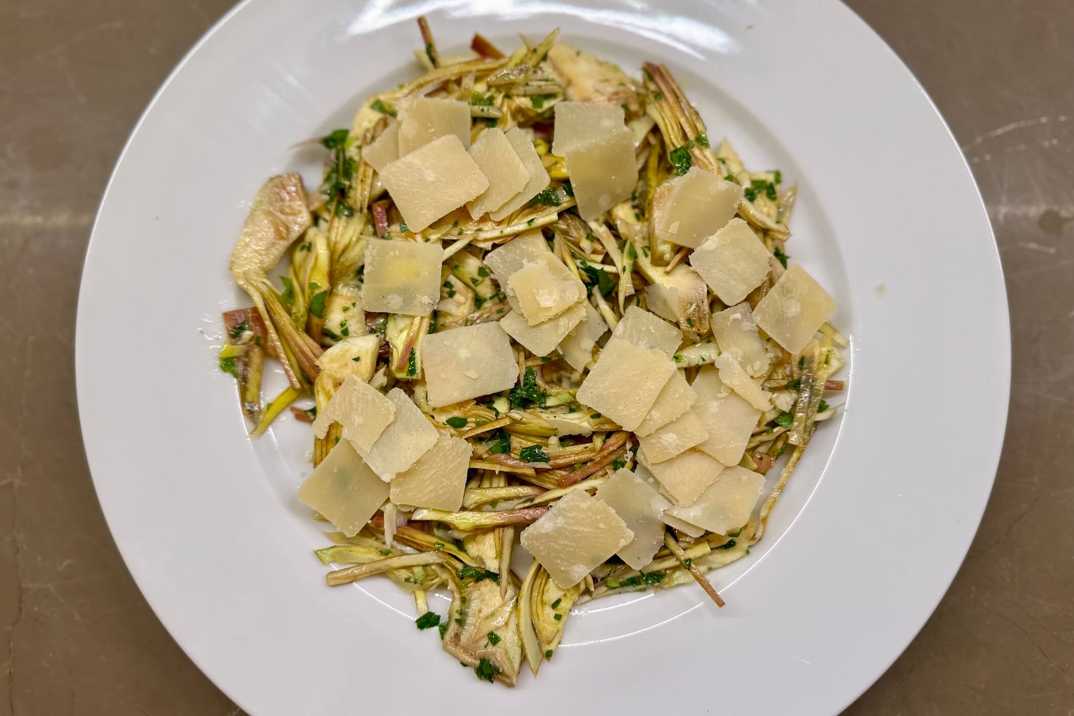 Insalata di carciofi: la ricetta detox per un contorno leggero