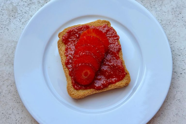 Marmellata di fragole e semi di chia