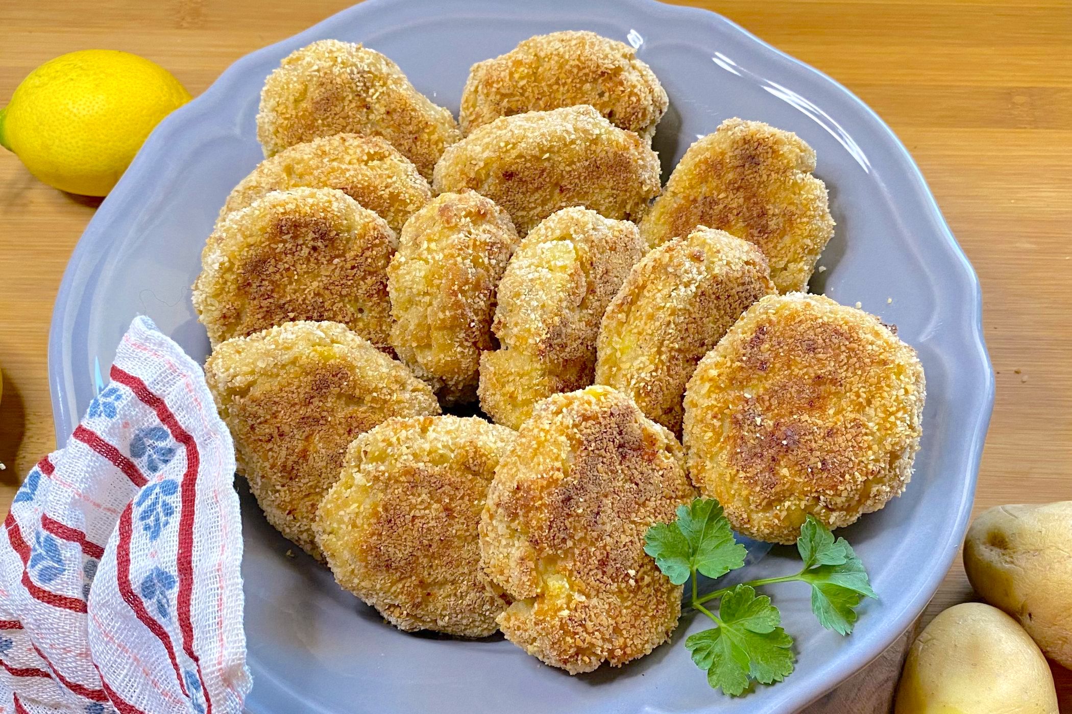 Crocchette di patate e salsiccia, buone da impazzire e cotte al forno