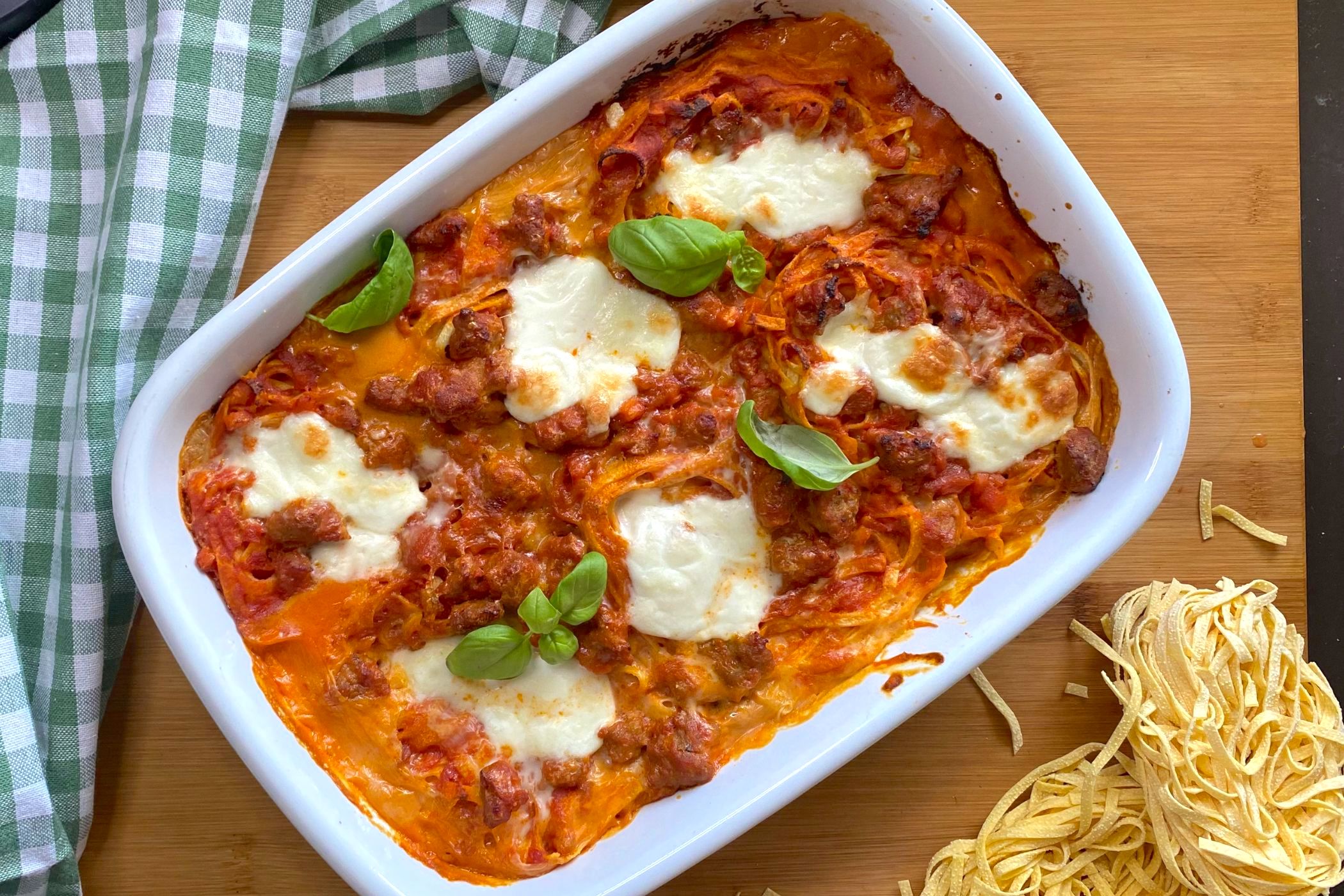 Nidi di tagliatelle al forno, la ricetta facilissima con sugo di salsiccia perfetta per i tuoi pranzi speciali