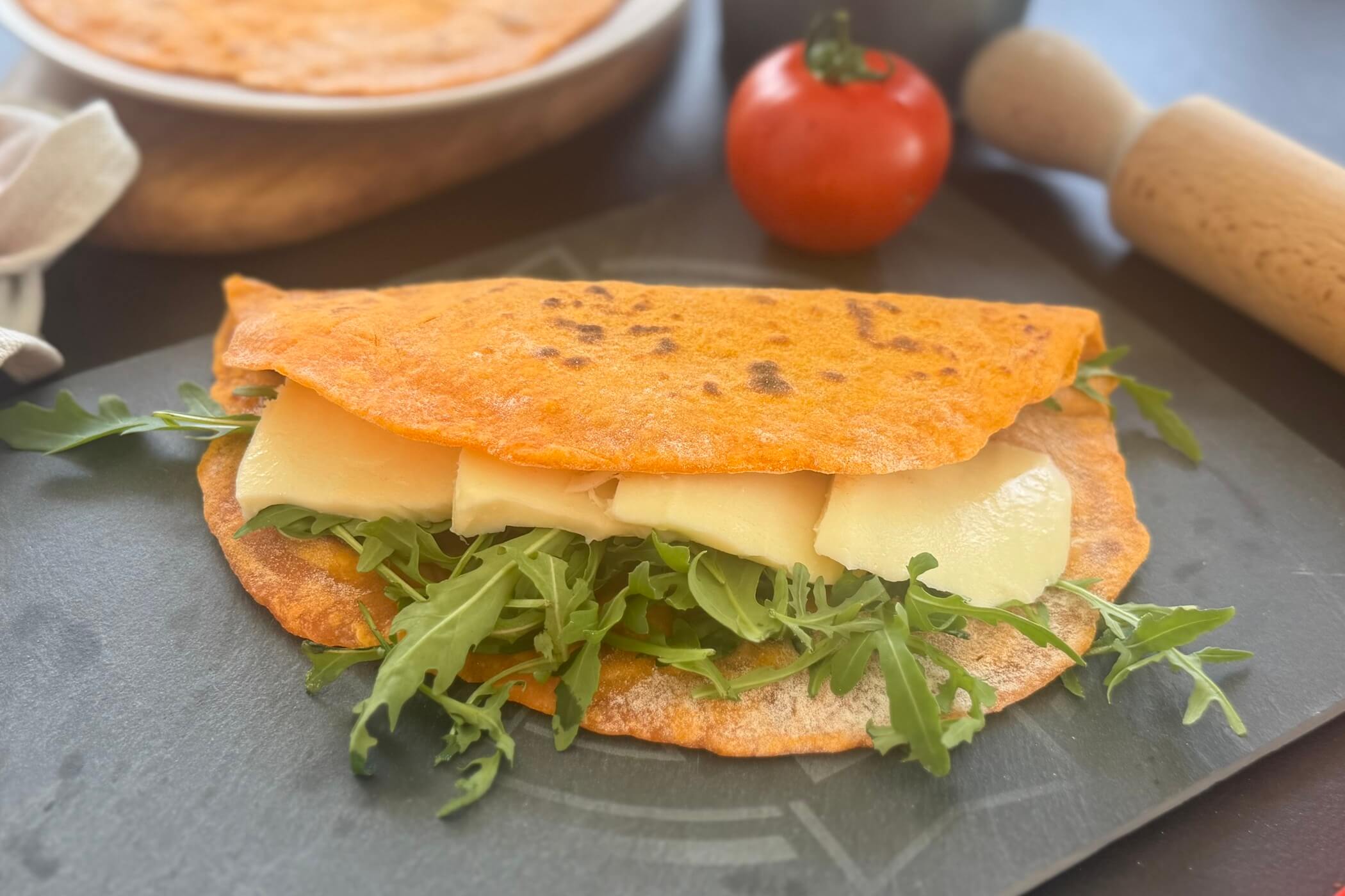 Piadine rosse al pomodoro: l’idea colorata, semplice e gustosa