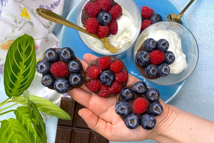 Fiori di cioccolato e frutti rossi