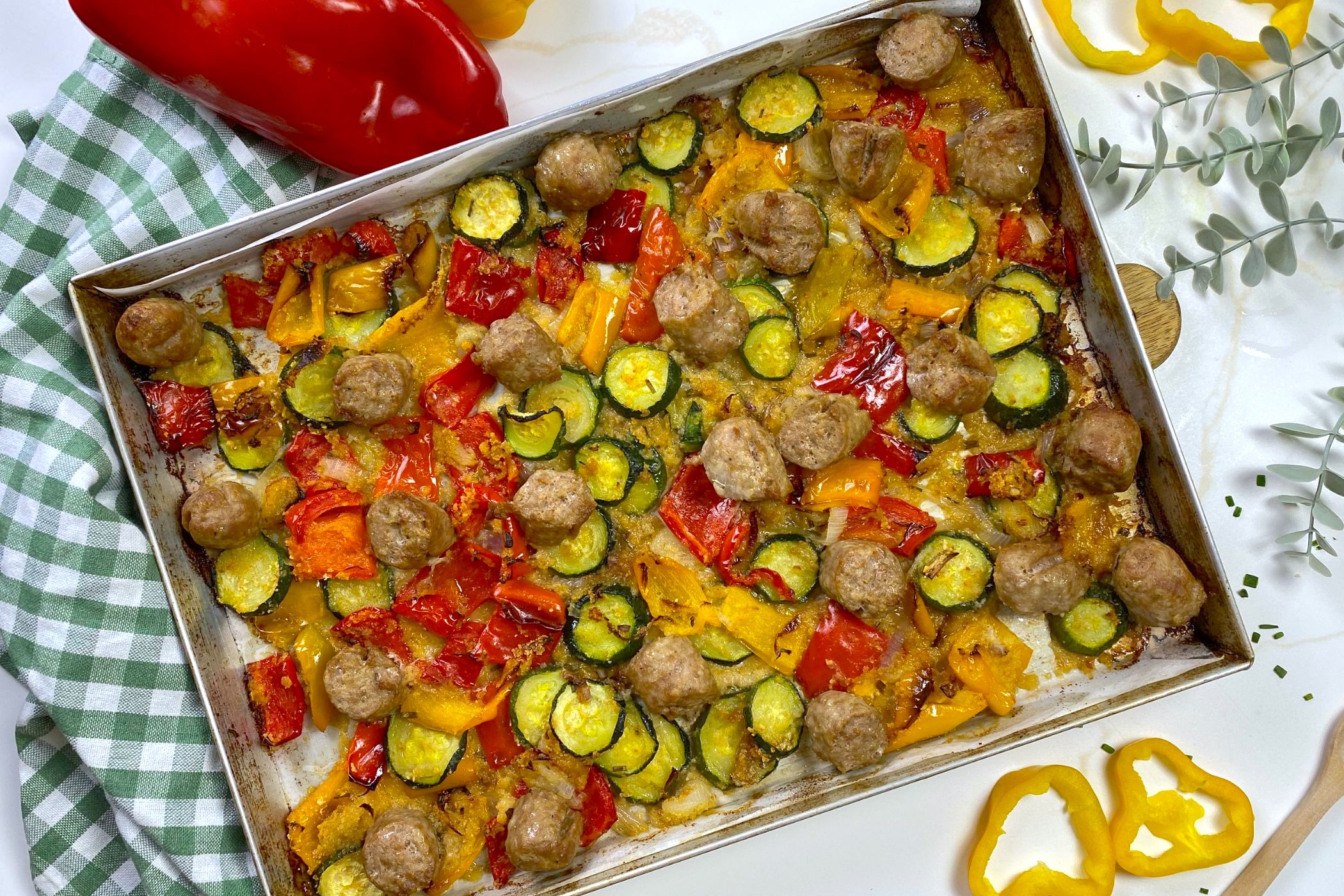 Salsiccia in teglia con verdure: la tua nuova amica che ti salva la cena in un’unica infornata!