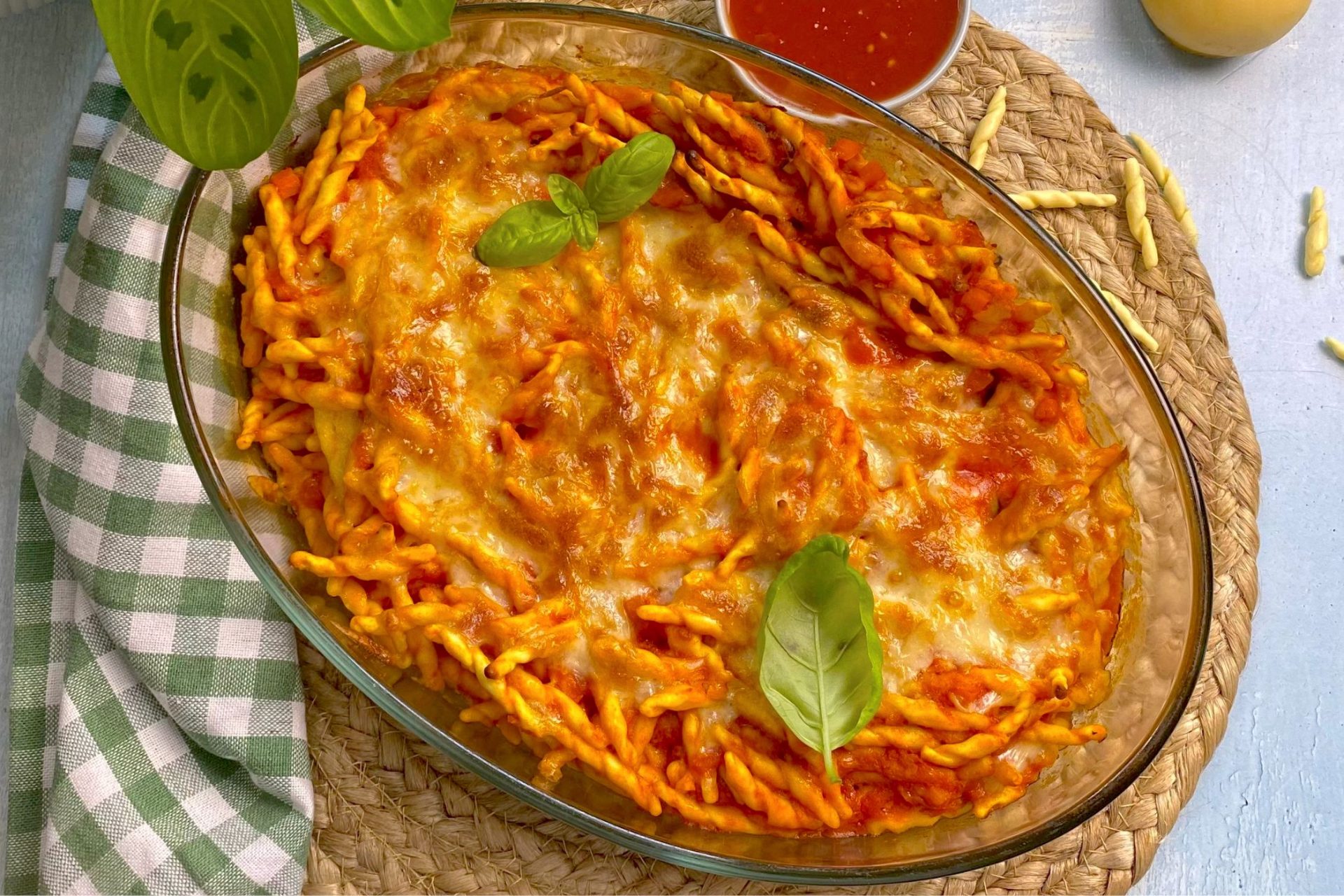 Trofie al forno con pomodoro e scamorza, la ricetta filante - MoltoFood