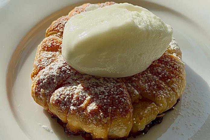 Ciambelline di pasta sfoglia e ananas