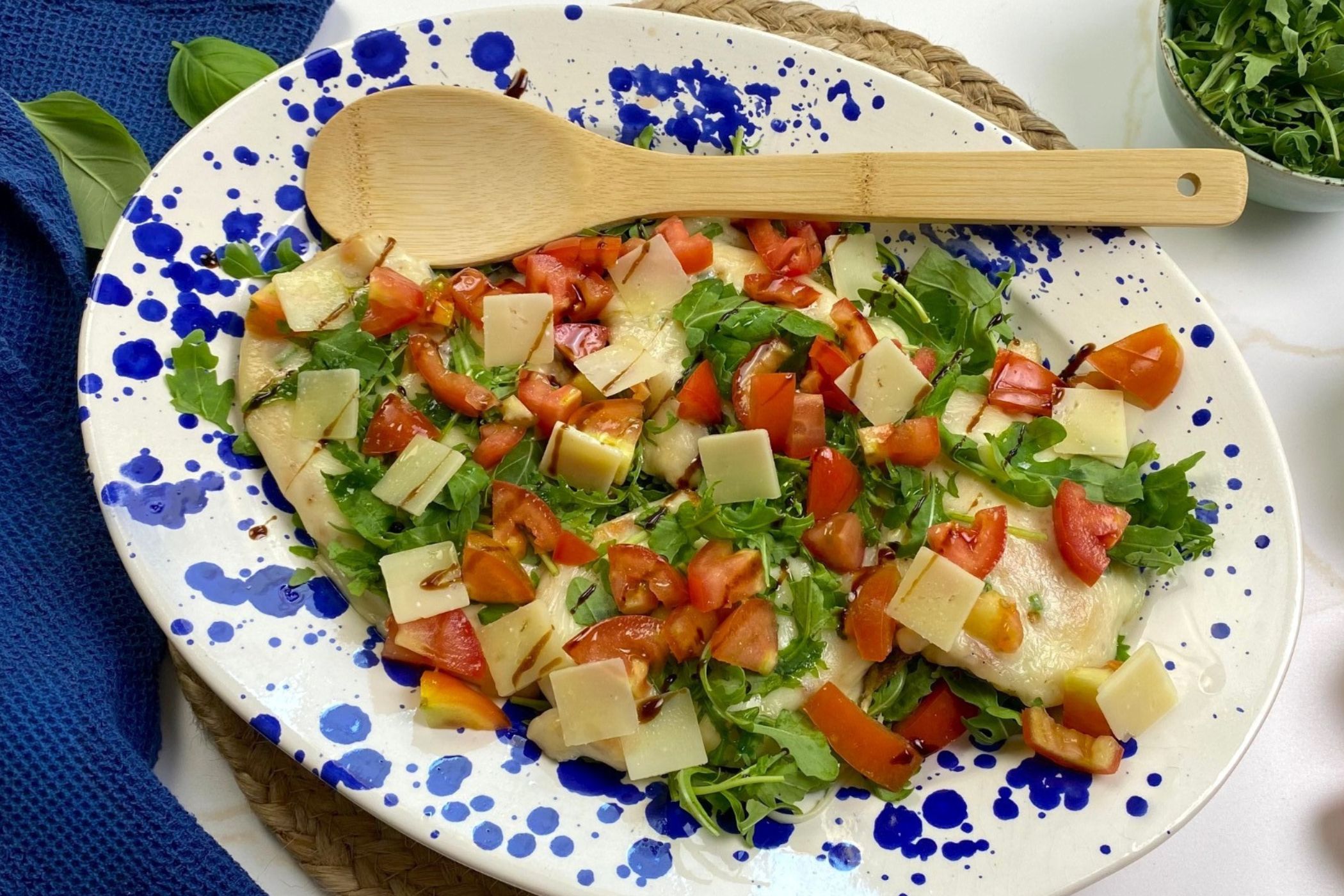 Scaloppine di pollo estive: cotte in padella e condite a crudo