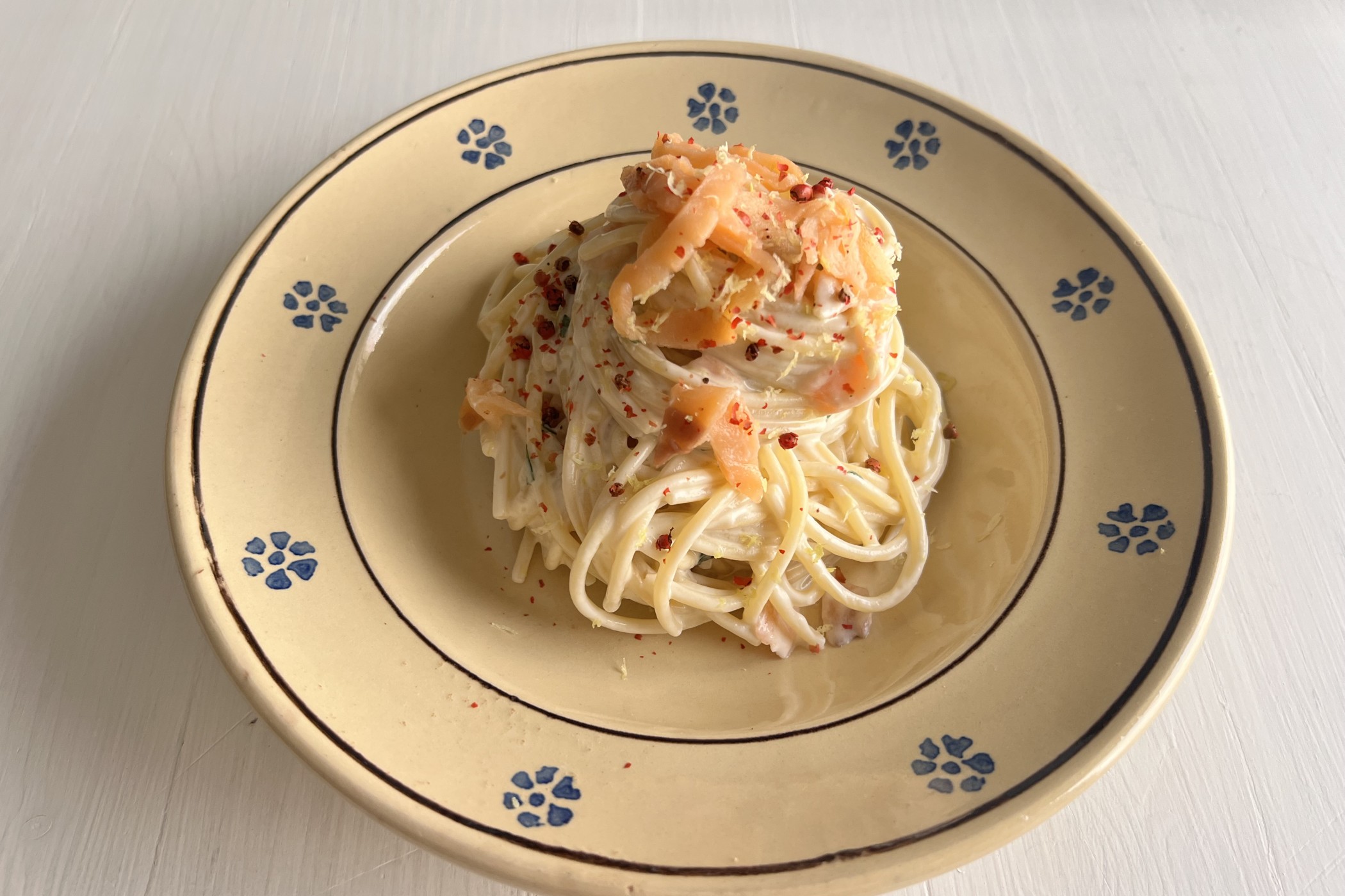 Pasta al salmone affumicato e pepe rosa: eleganza e semplicità in tavola