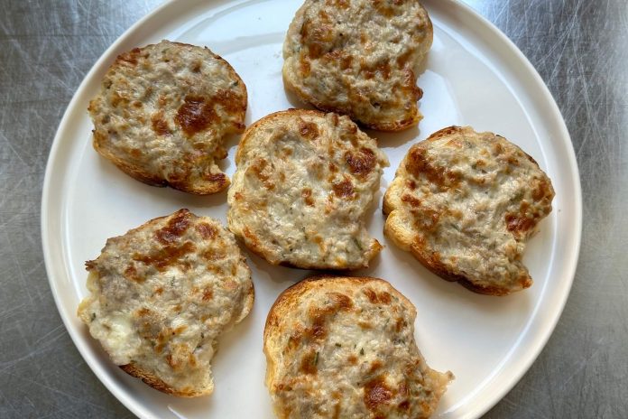 Bruschette salsiccia e stracchino