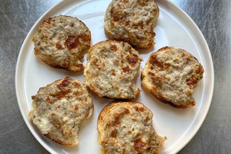 Bruschette salsiccia e stracchino